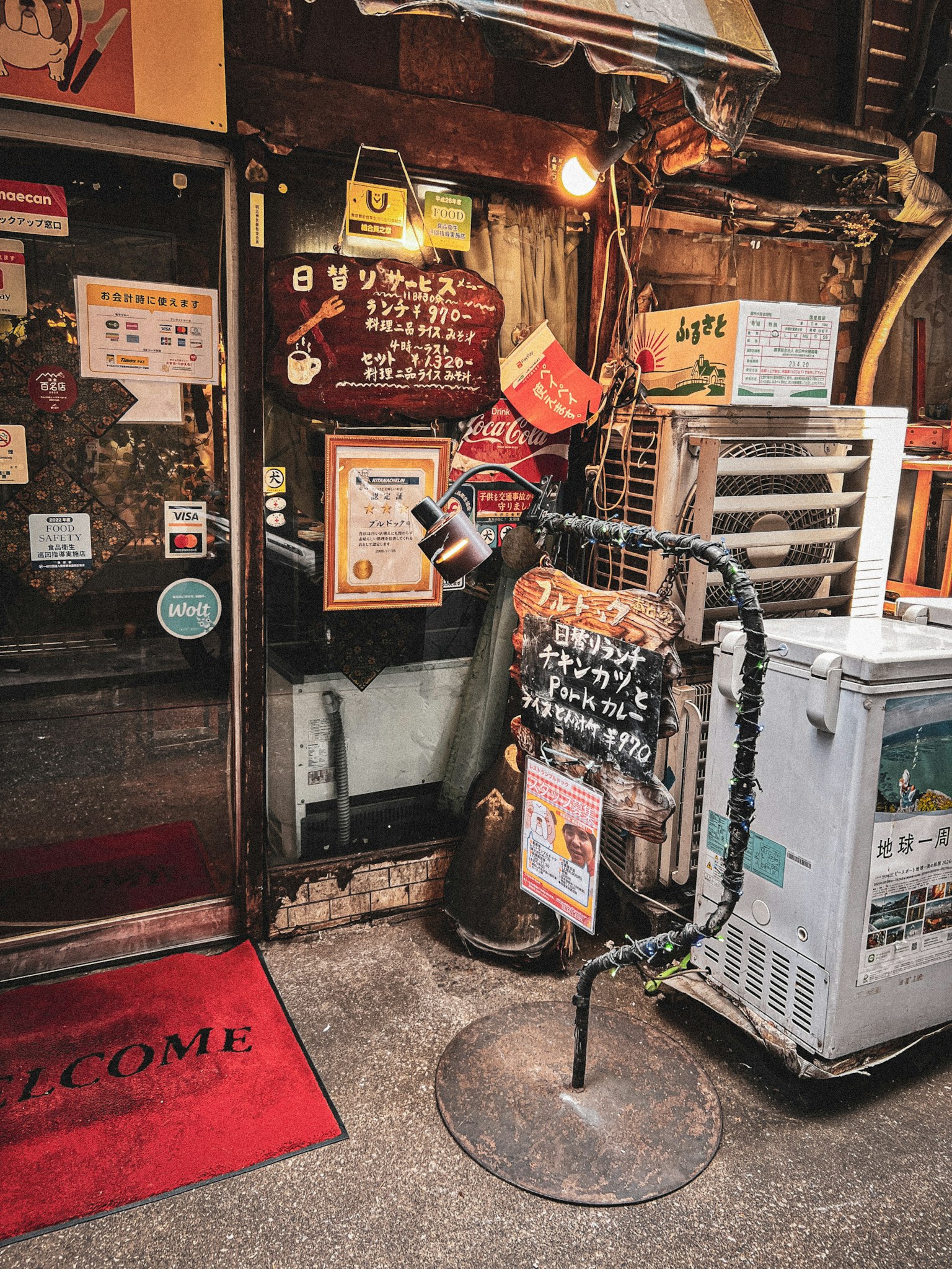 Entrée d'un restaurant rétro avec des panneaux et des menus affichés