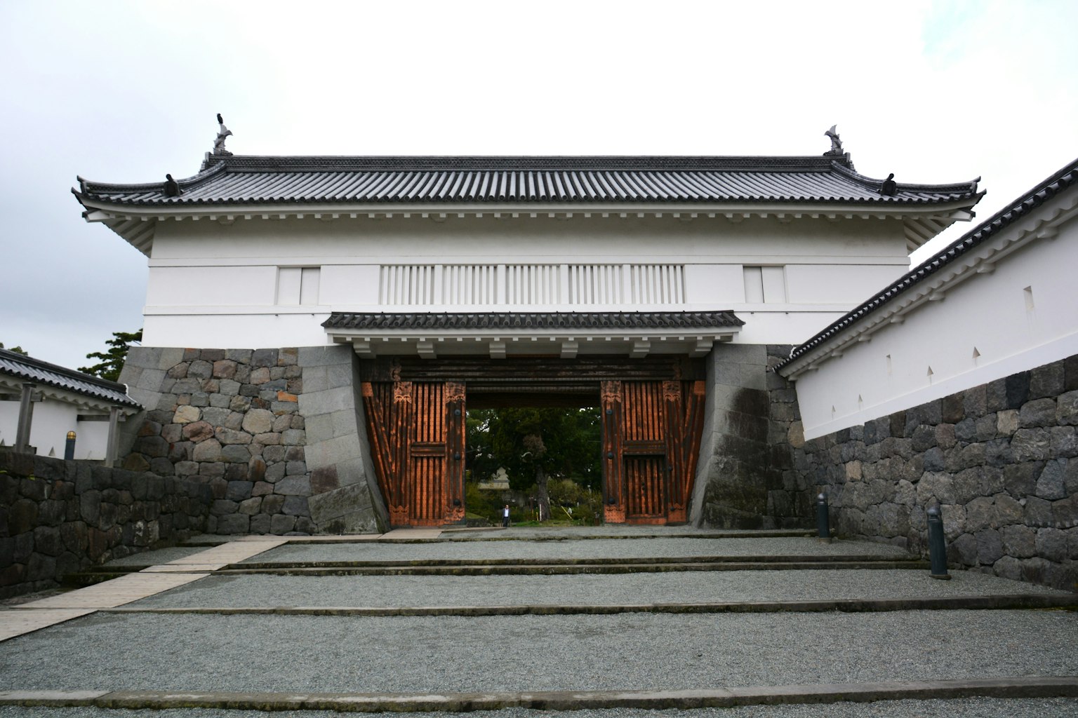 傳統日本建築特色有白色牆壁和木門