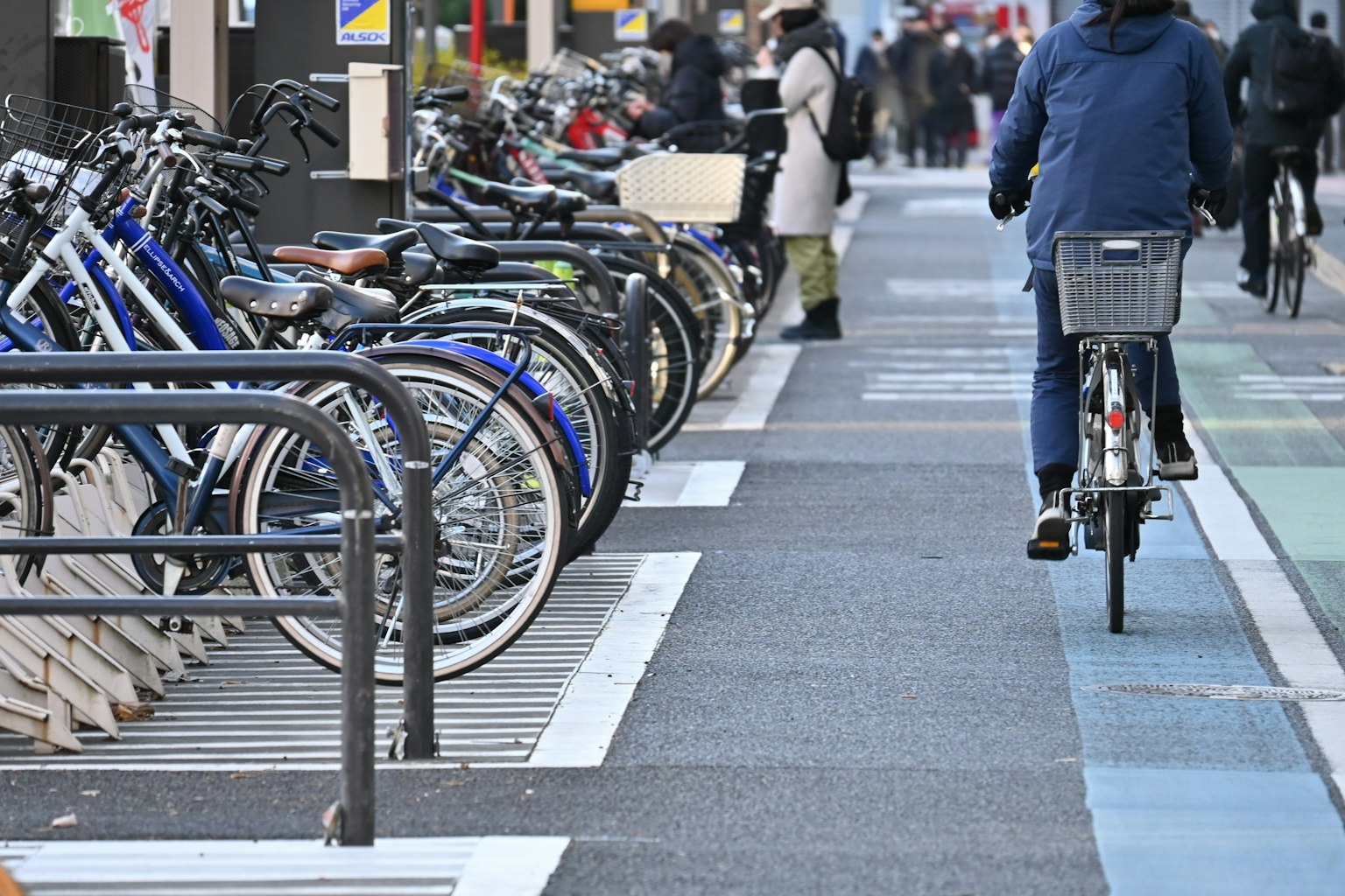 自行車停放區和一個人在人行道上騎行