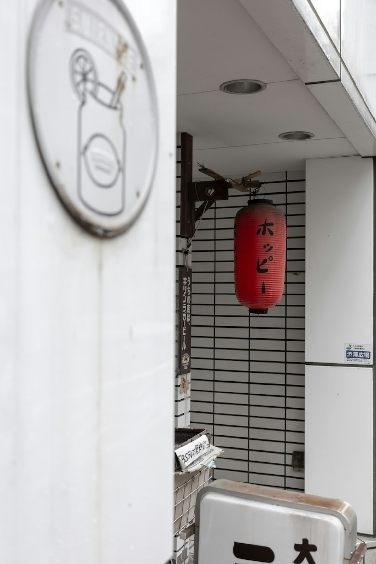 红色灯笼和白色墙壁的商店入口