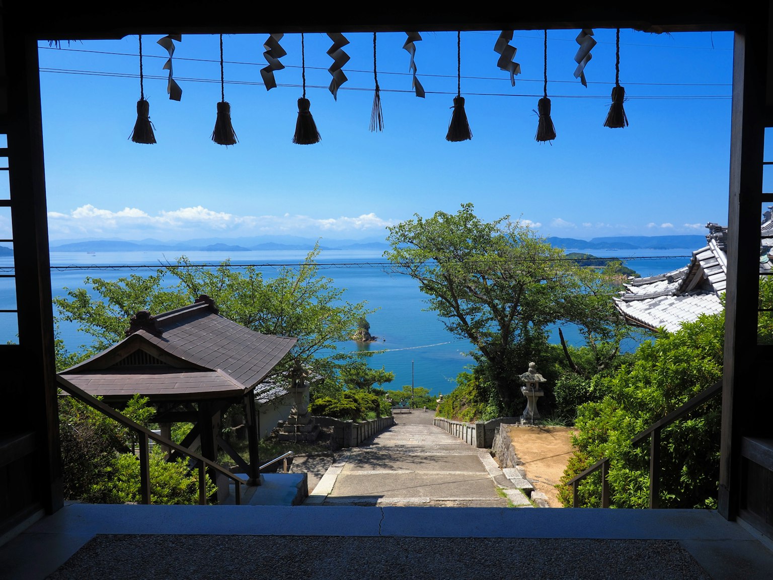 Vista dell'ingresso del tempio su un paesaggio marino sereno