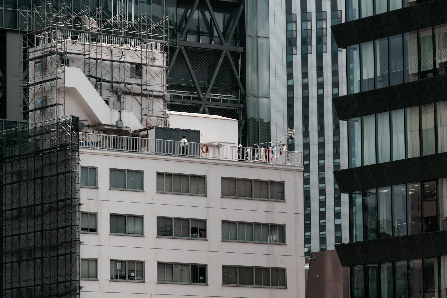 高层建筑中白色建筑与玻璃外墙