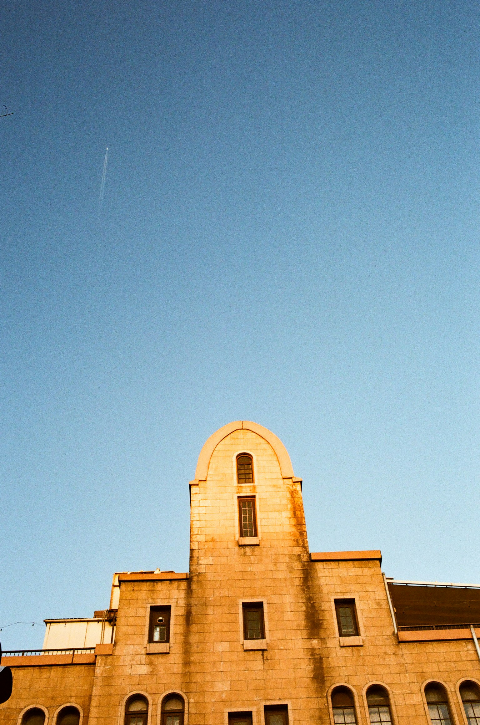 Fassade eines historischen Gebäudes unter einem klaren blauen Himmel