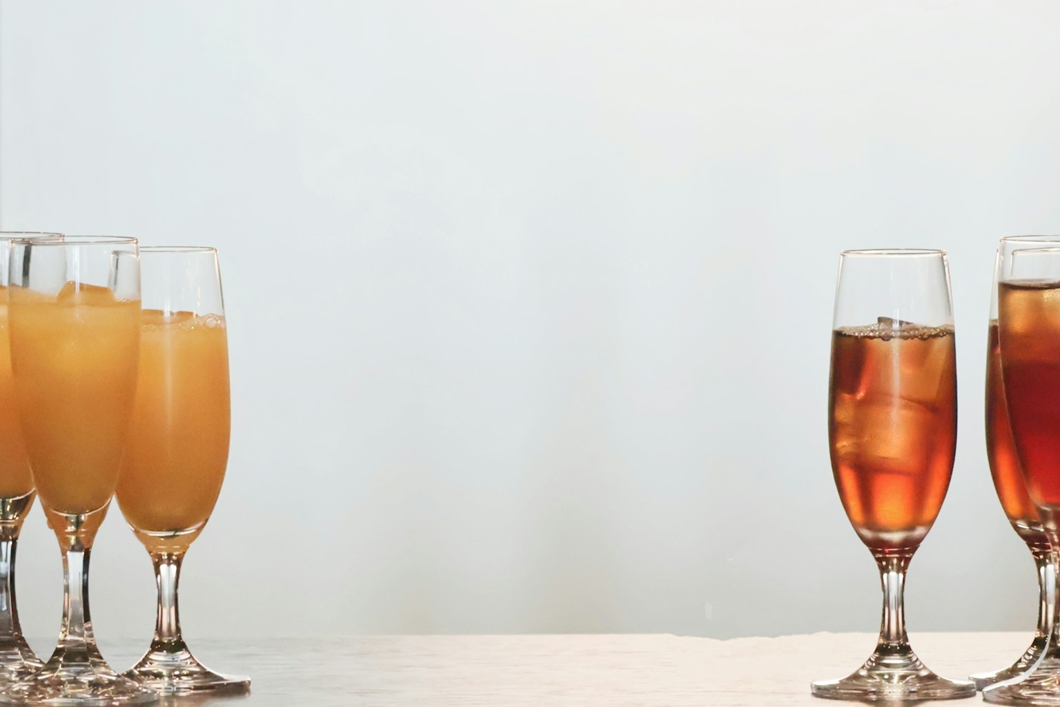 Verres de champagne et de thé glacé sur une table
