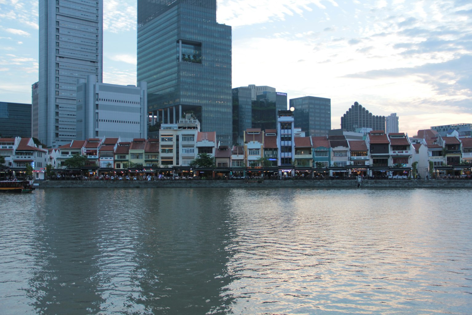 新加坡的城市景觀，特色摩天大樓和河流