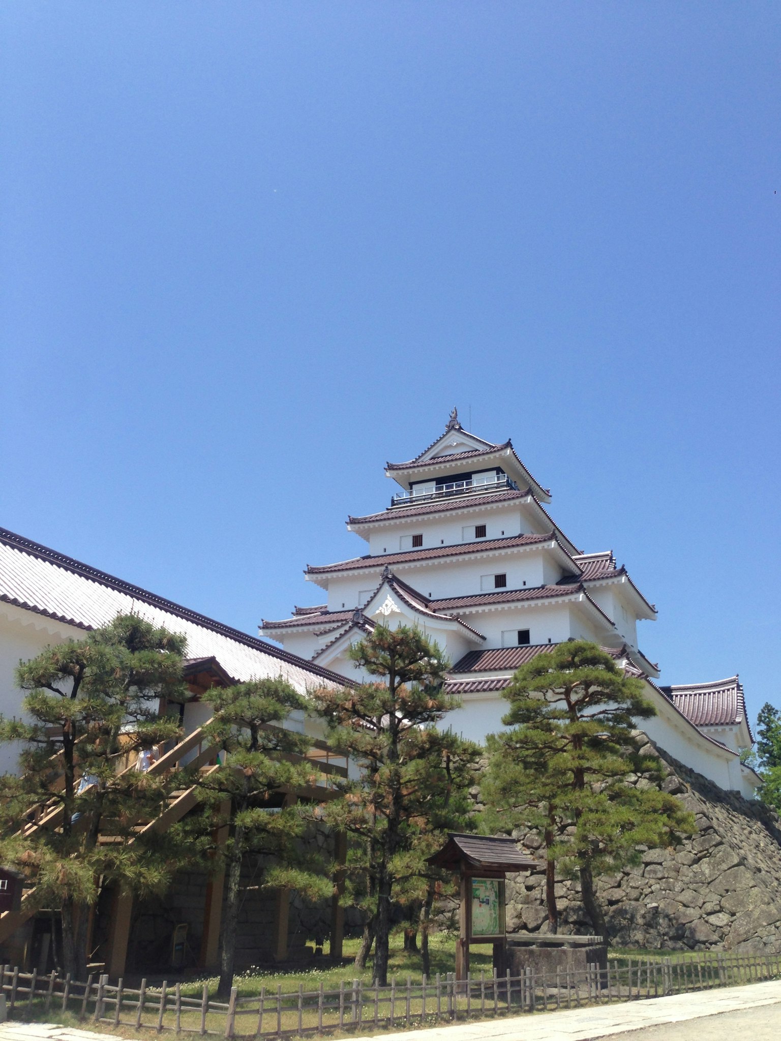 Sebuah kastil Jepang yang indah di bawah langit biru yang cerah