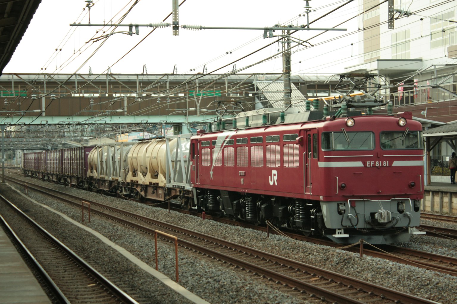 Tren de carga rojo detenido en una estación