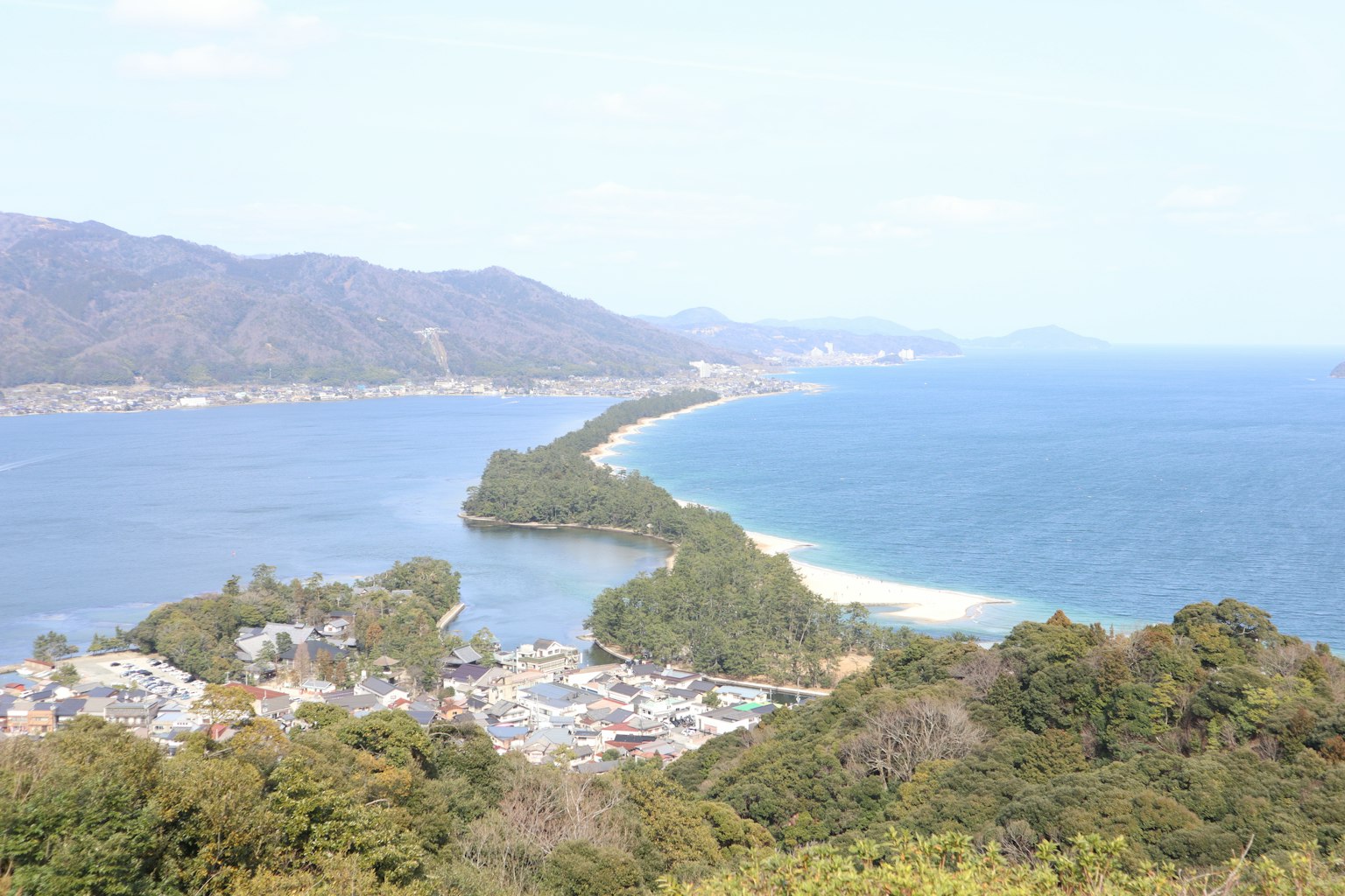 Belle côte avec des collines verdoyantes