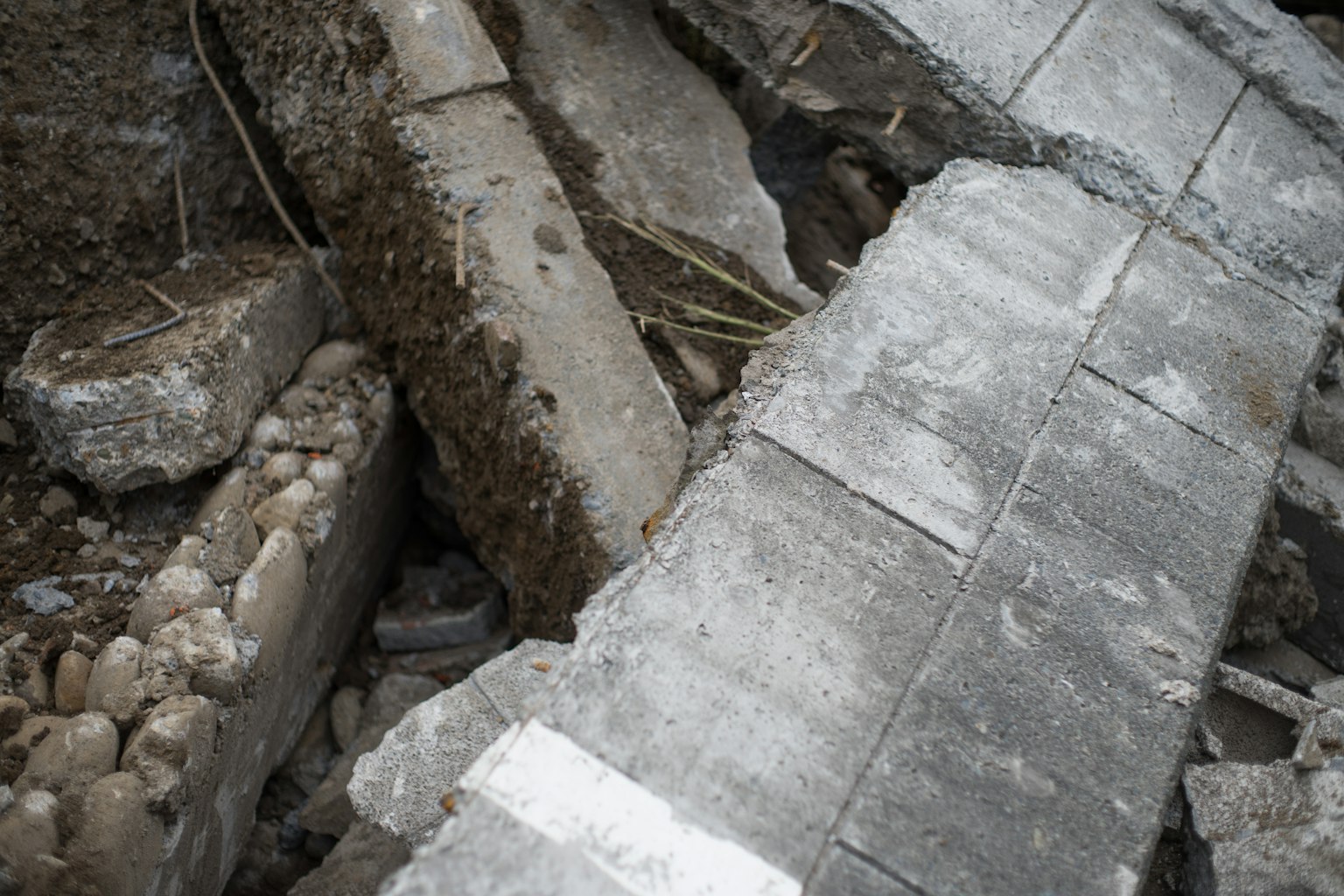 Escena de bloques de concreto rotos y rocas mezcladas