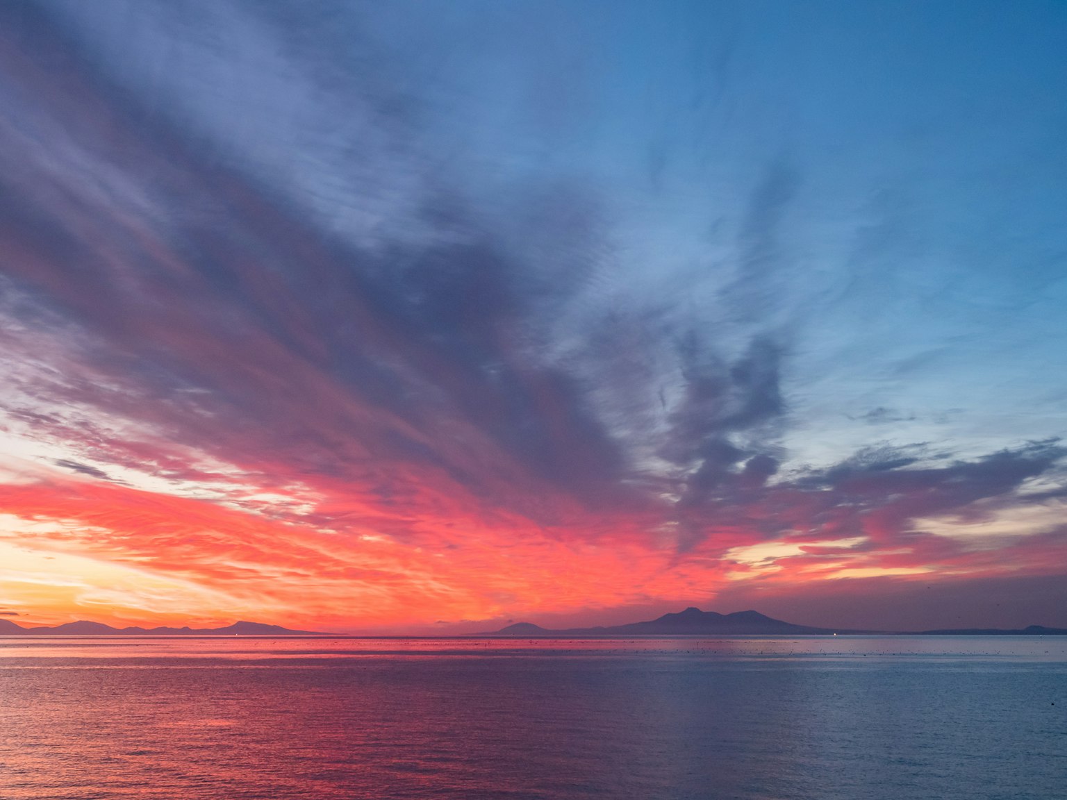 Schöner Sonnenuntergangshimmel über ruhiger See