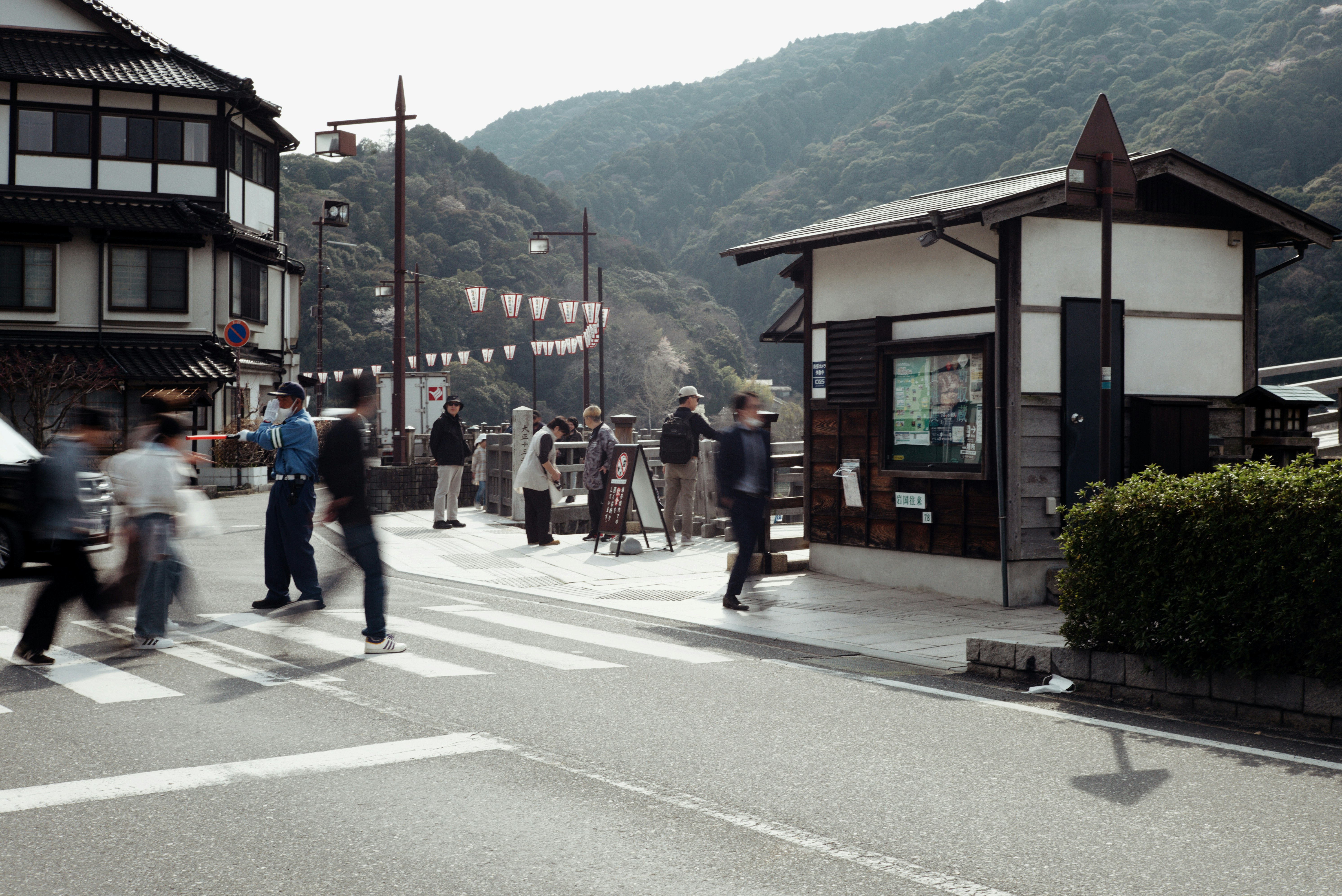 錦帯橋周辺の街並みと人の行き交う通り
