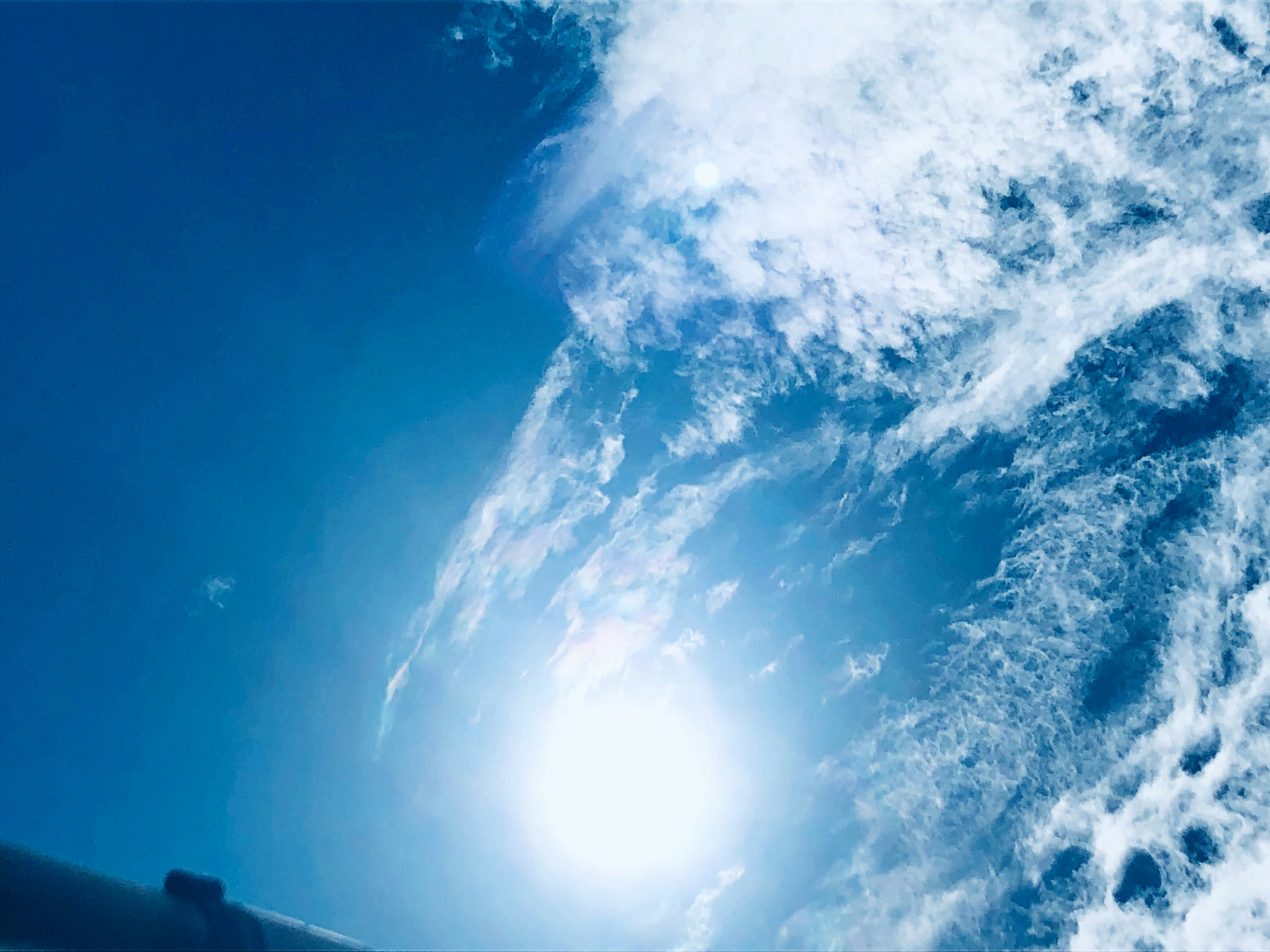 ciel d’hiver bleu avec des nuages étendus et une lumière transparente