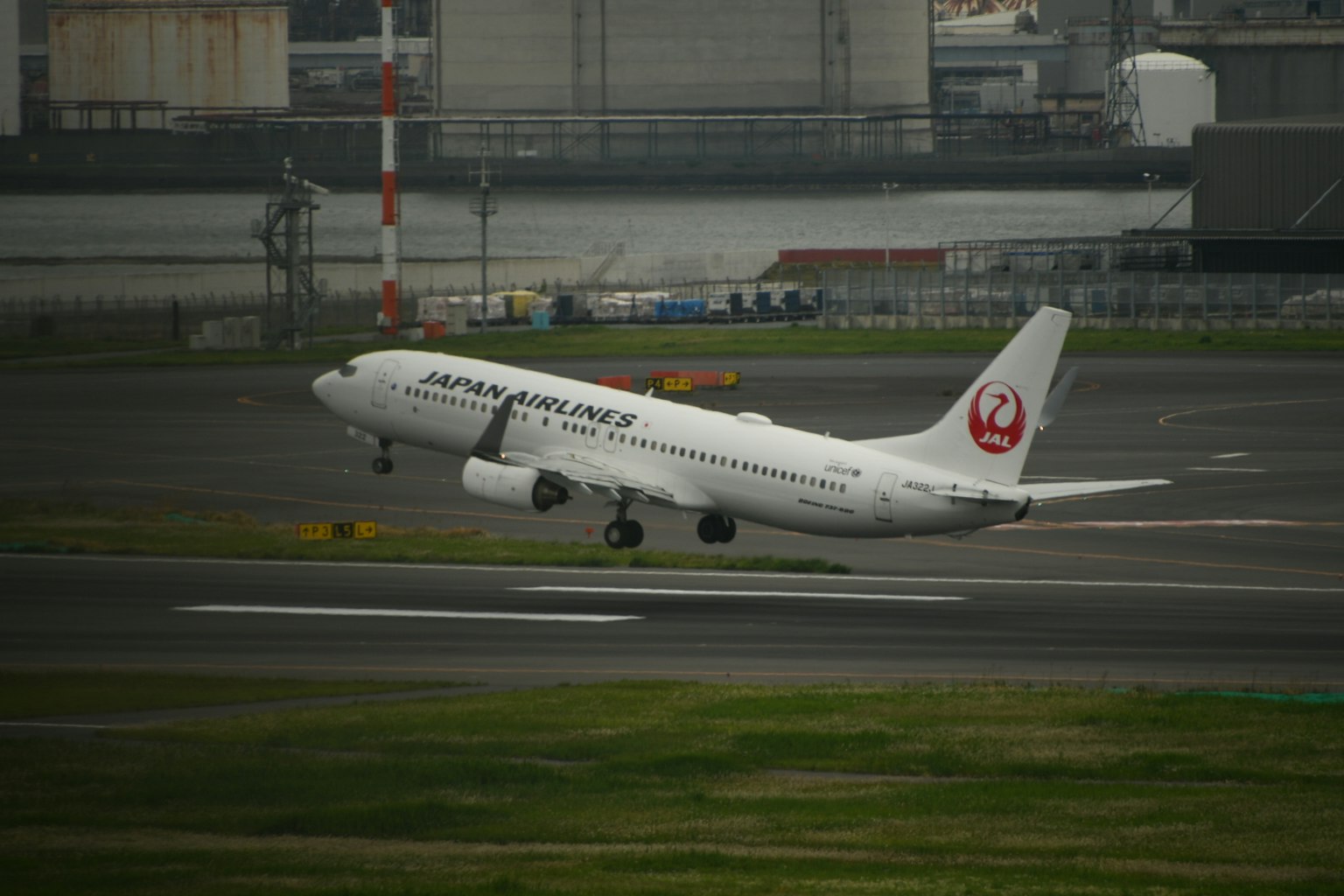 日本航空飛機在跑道上起飛