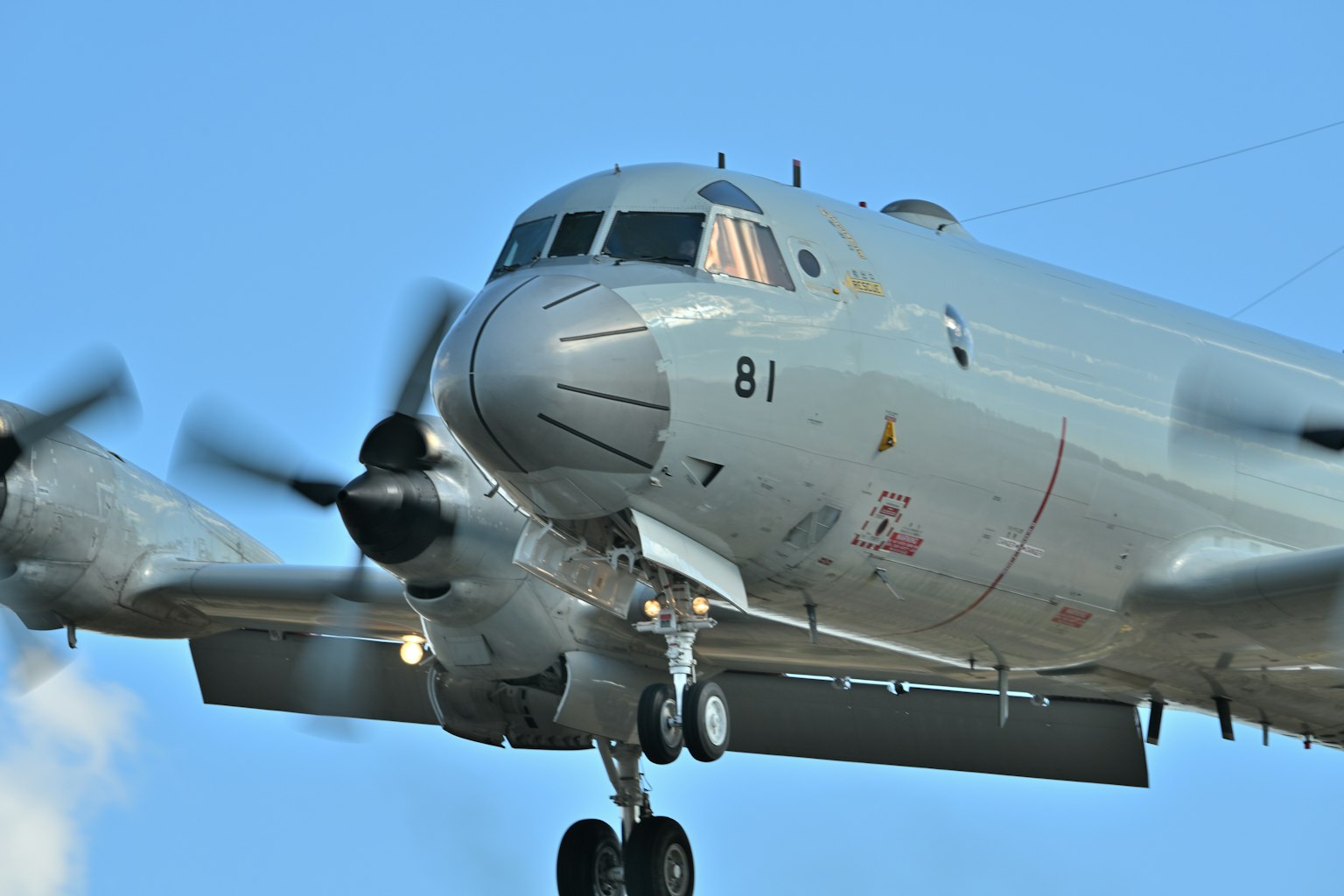 Gambar dekat pesawat propeller yang mendekat