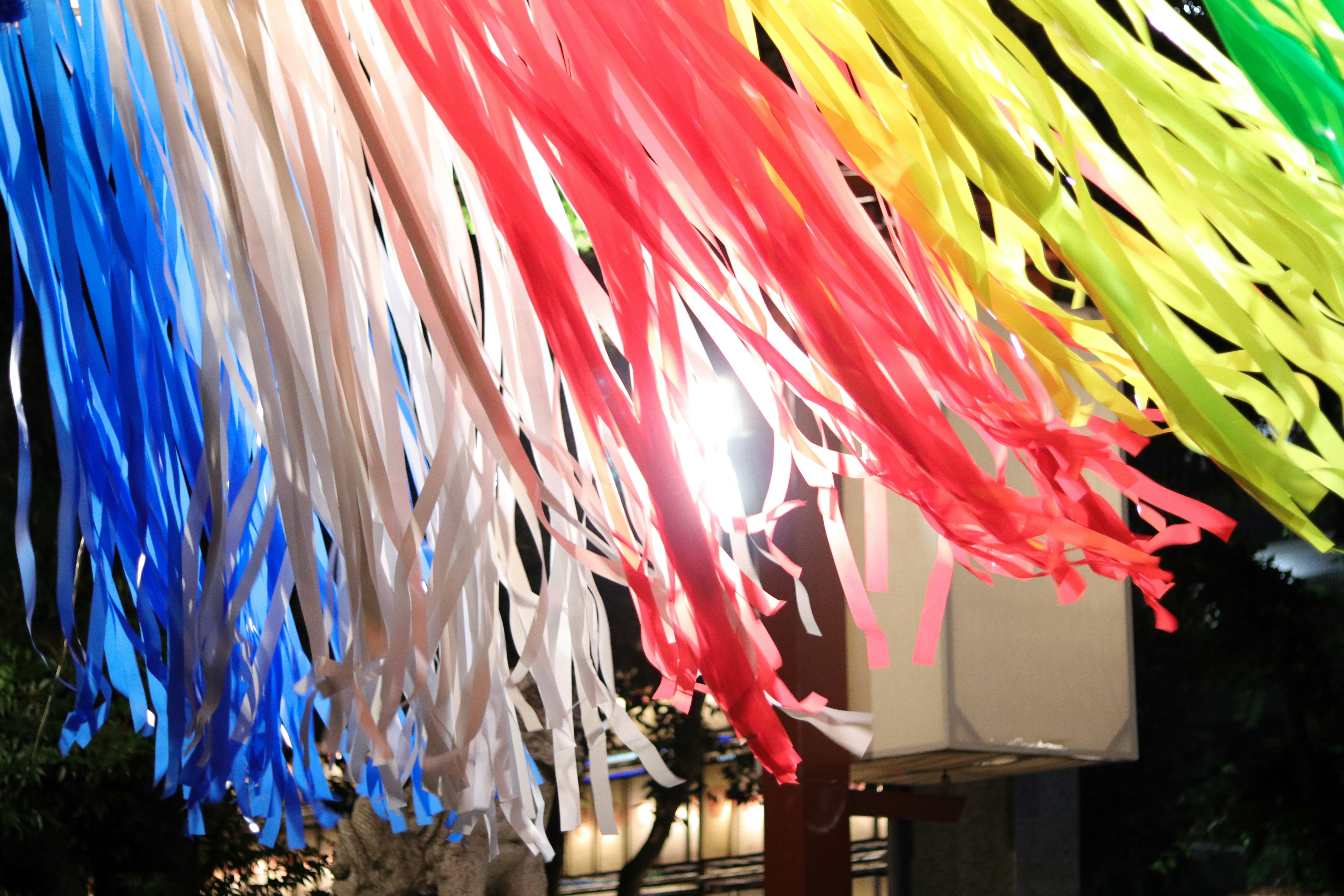 guirlandes en papier colorées dans un espace événementiel en extérieur