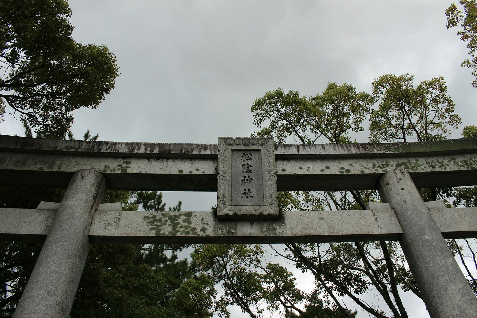 Alter Torii von einem Schrein unter einem grauen Himmel