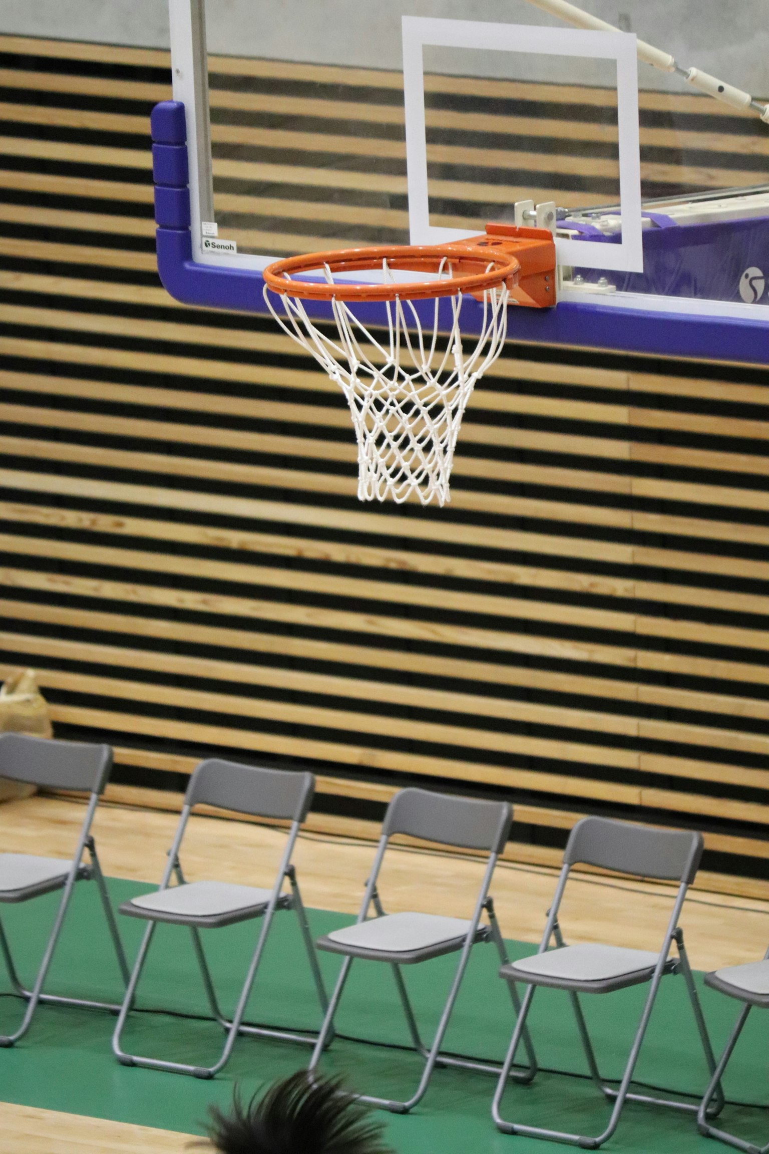 Canestro da basket e rete visibili in un ambiente di palestra
