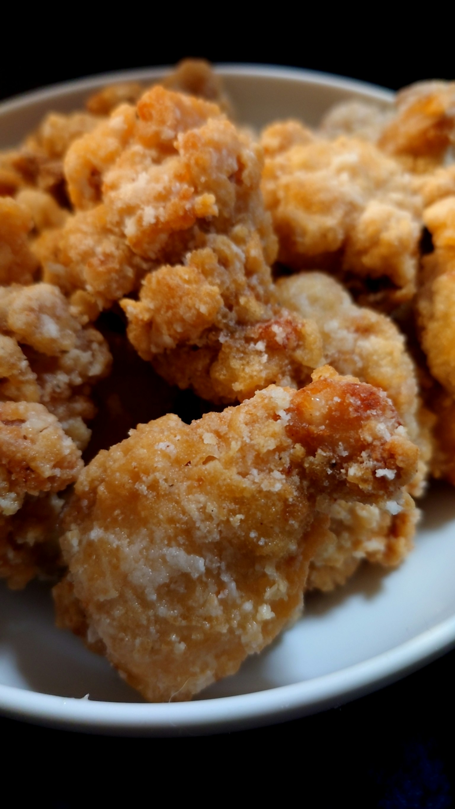 Piring berisi potongan ayam goreng renyah