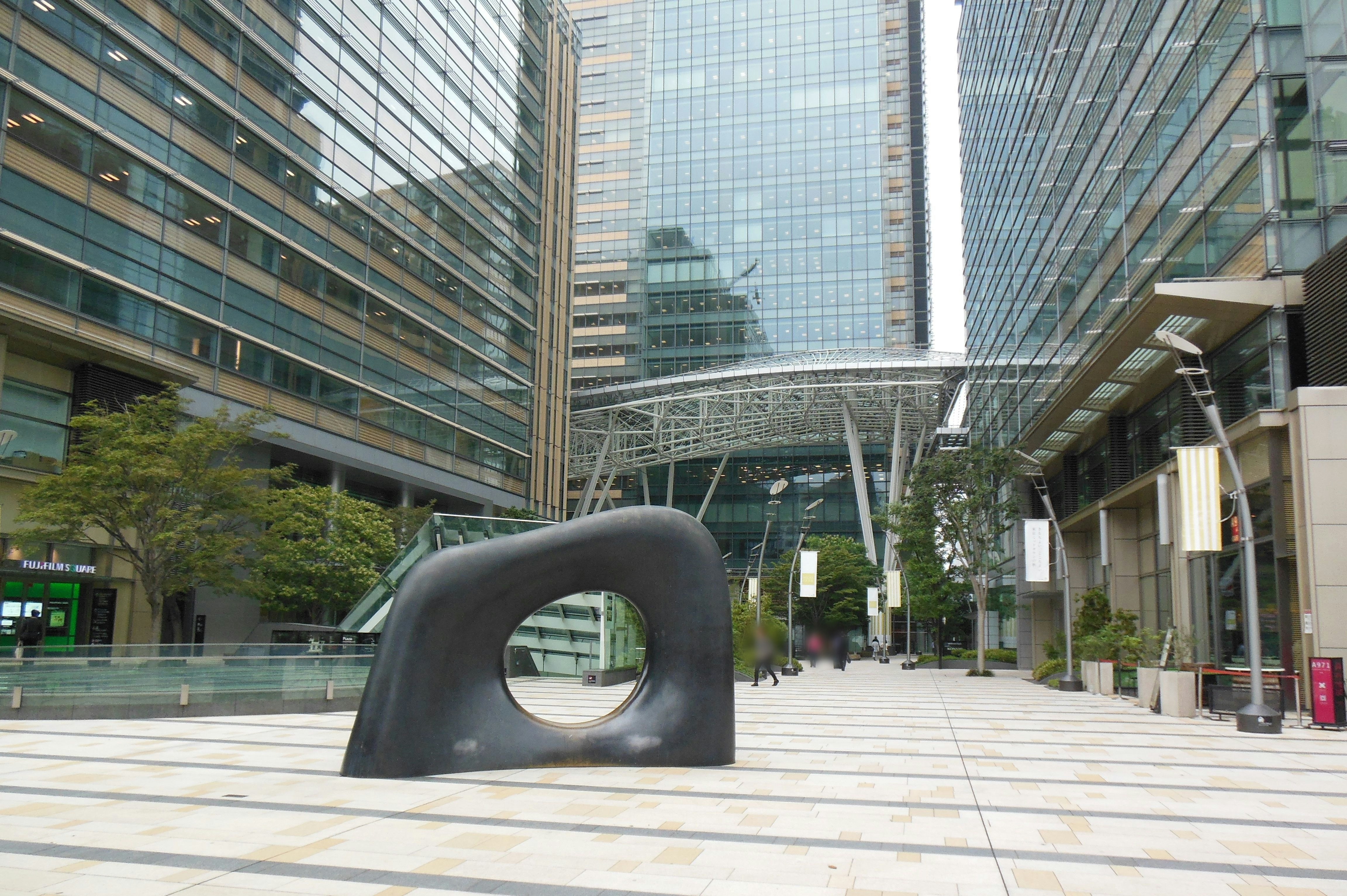 都市のオフィス街にある現代的な屋外彫刻