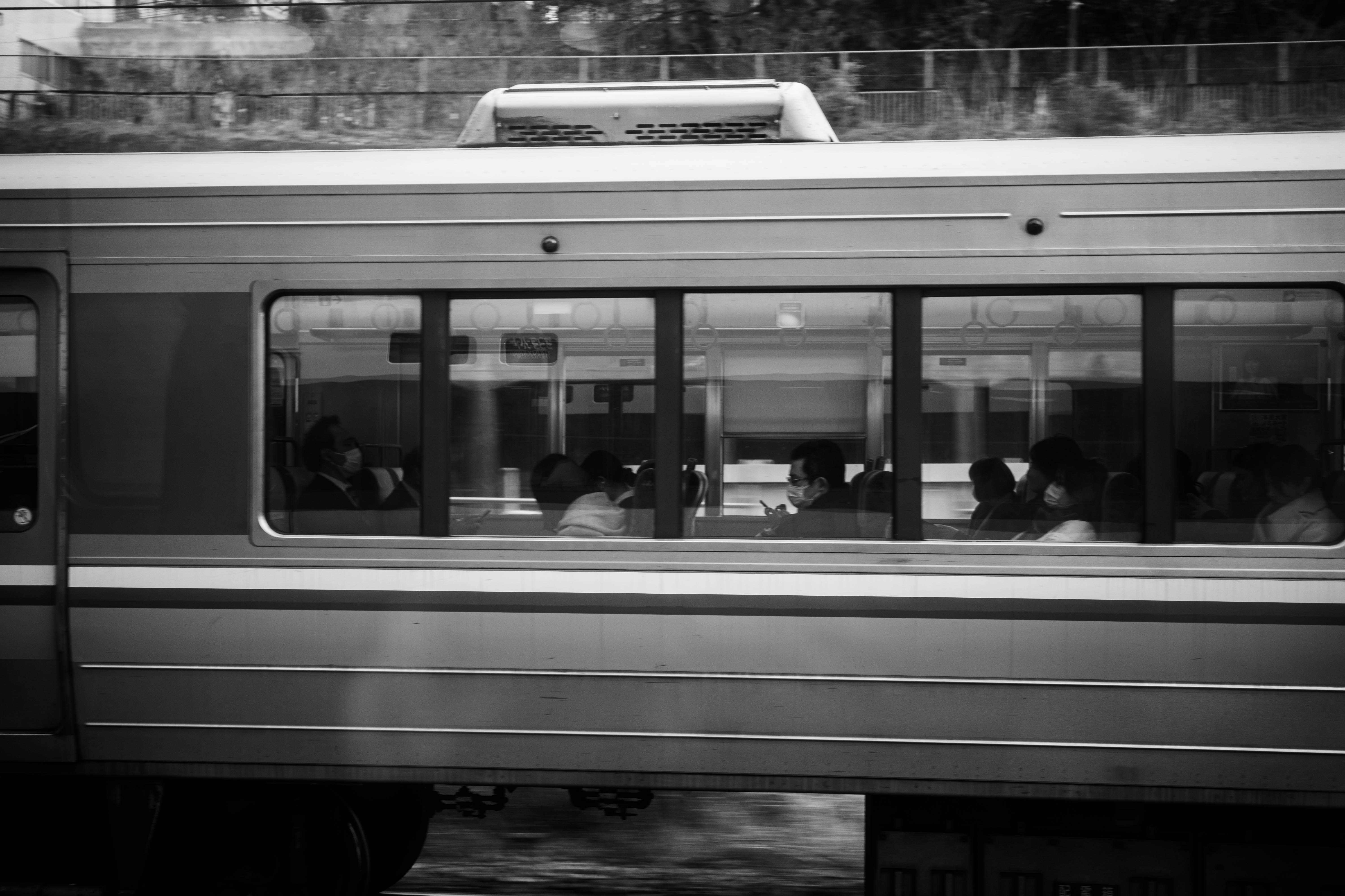 車窗裡看得到乘客的列車側面