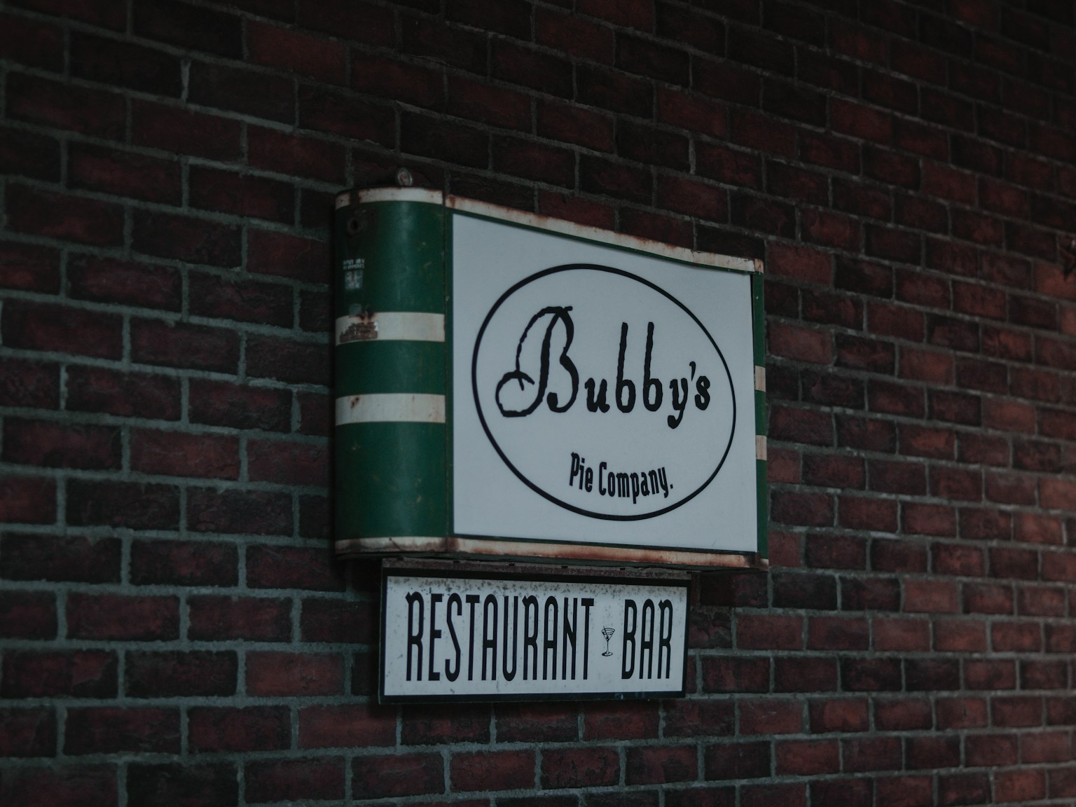 安装在砖墙上的Bubby's餐厅和酒吧的标志