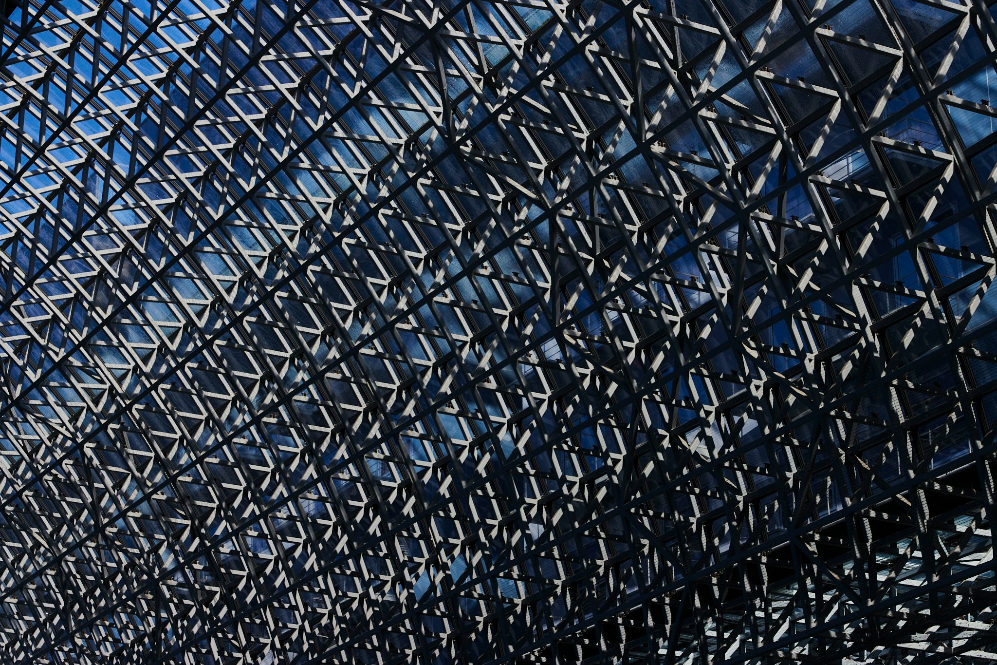 struktur luar ruang dari kisi logam dengan pola geometris reflektif