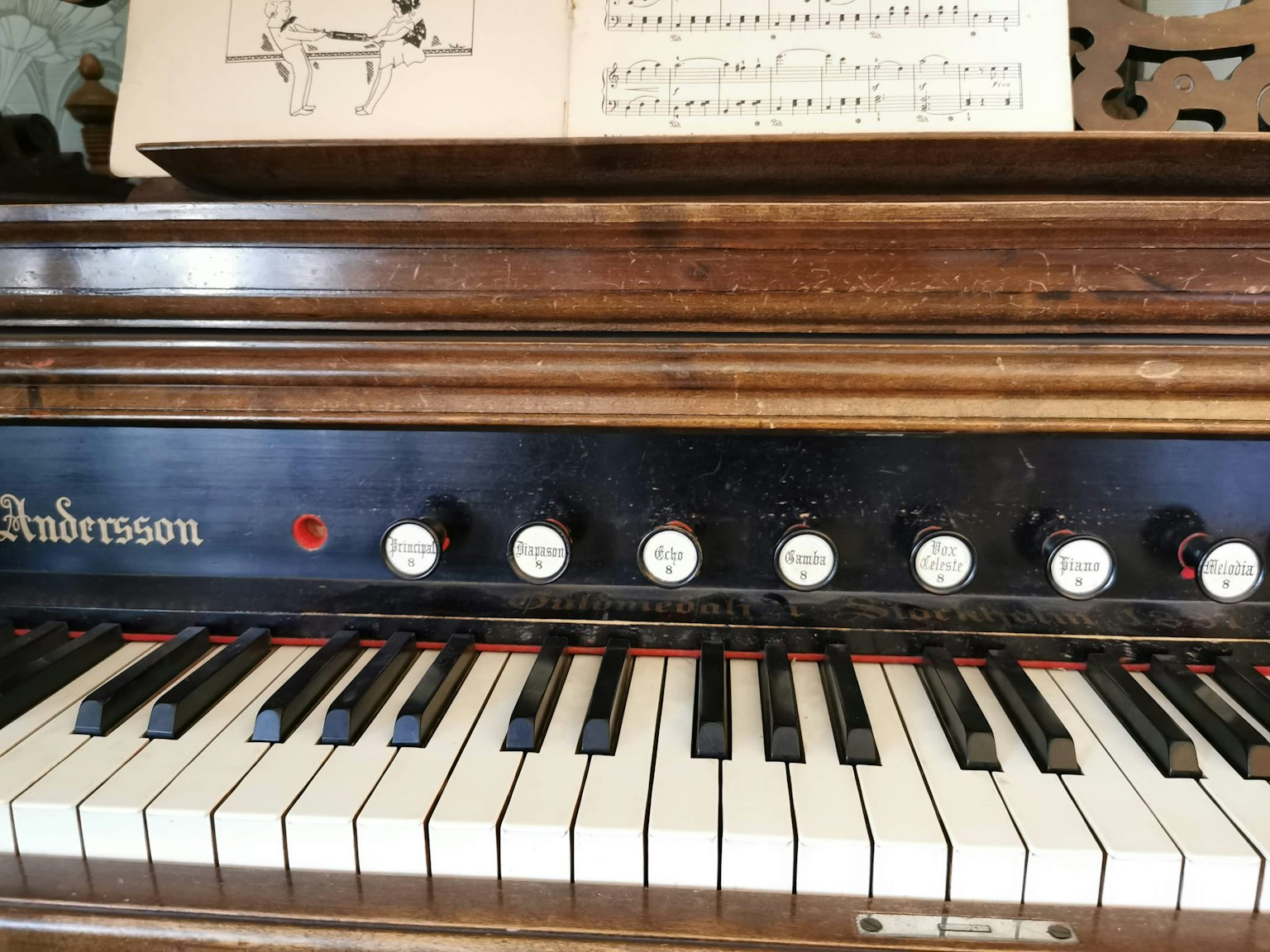 Nahaufnahme einer antiken Orgel-Tastatur mit Steuerknöpfen