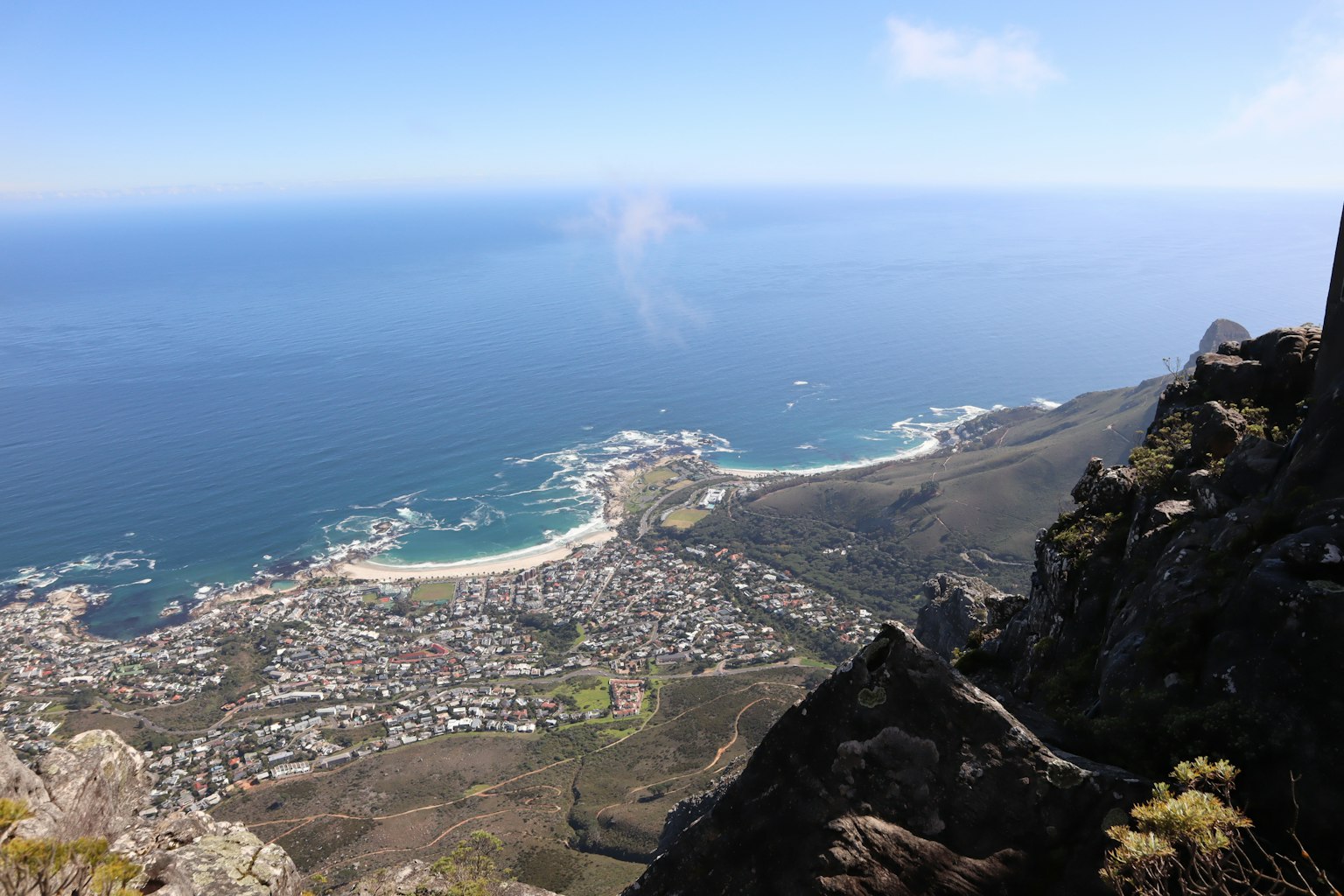 Khung cảnh từ đỉnh núi nhìn ra bờ biển đẹp của Cape Town