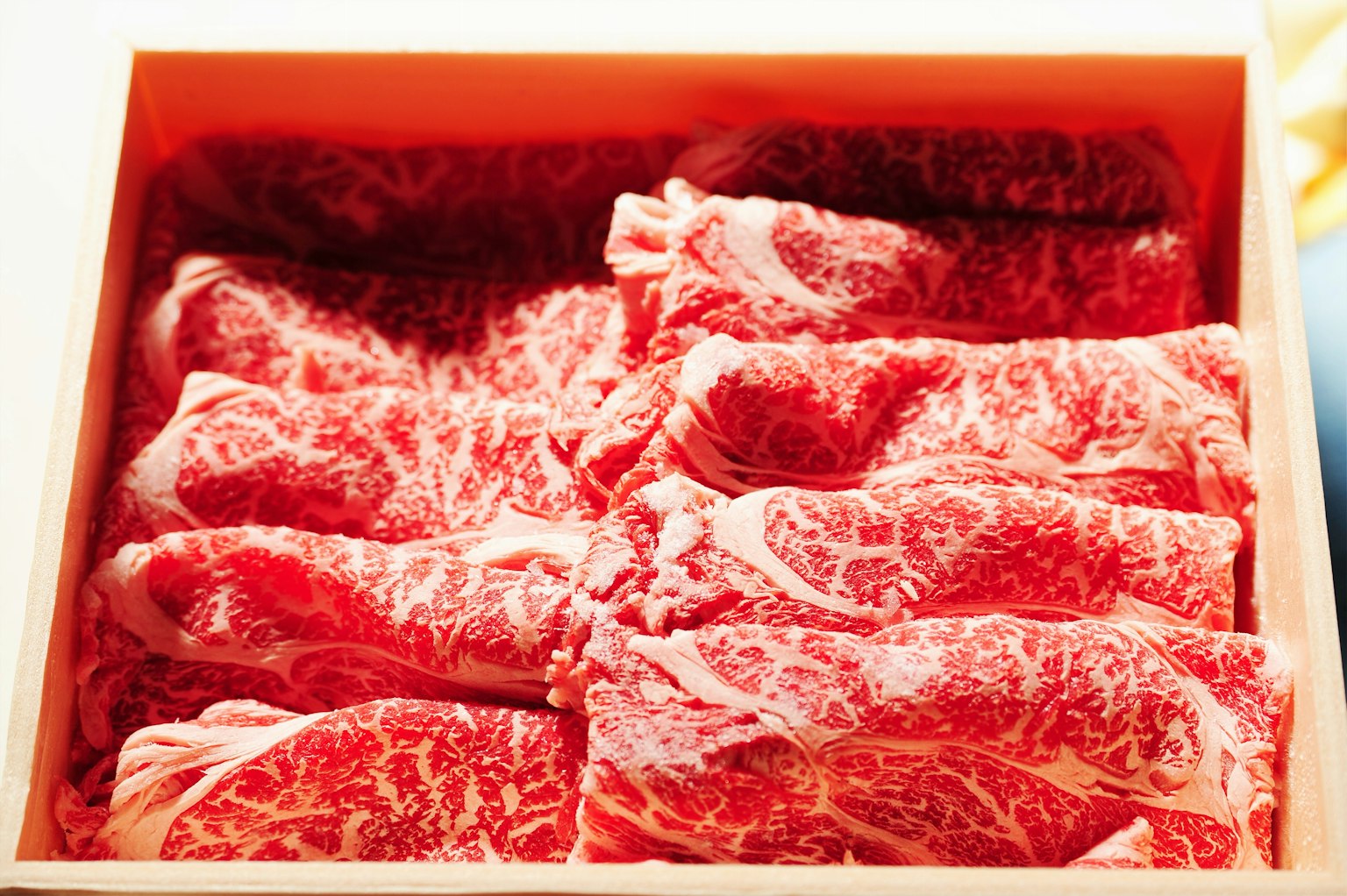 Une boîte en bois remplie de viande de Wagyu marbrée