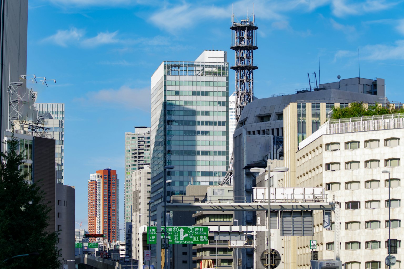 Paysage urbain de Tokyo avec des gratte-ciel modernes sous un ciel bleu