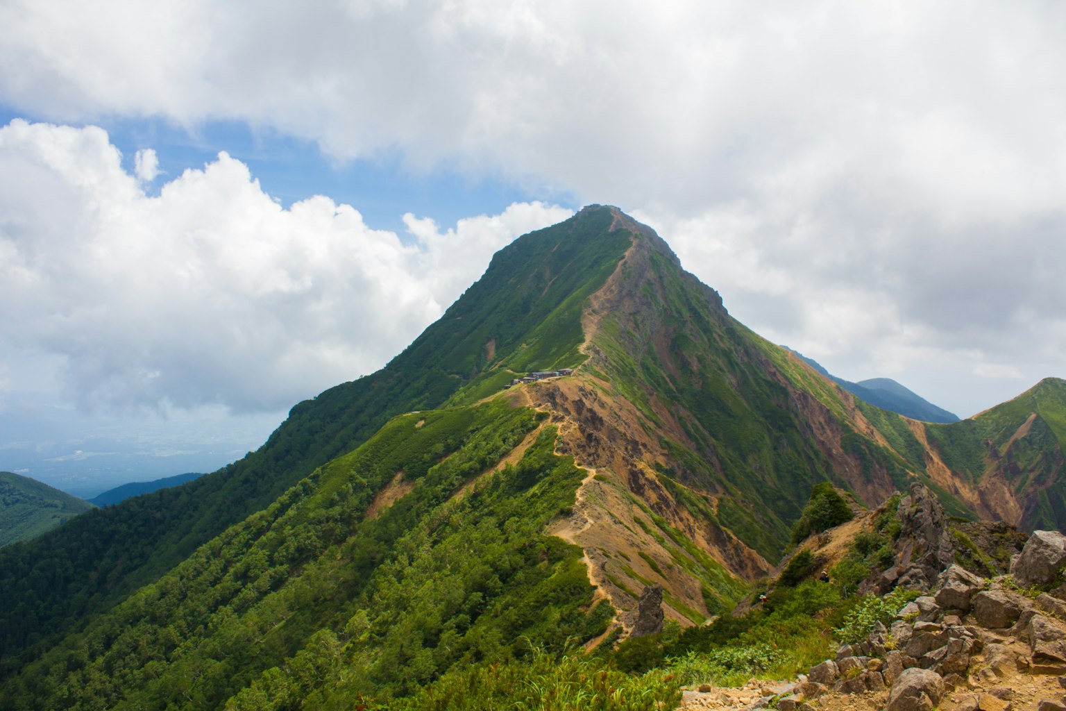 陡峭的山景，绿丘和蓝天
