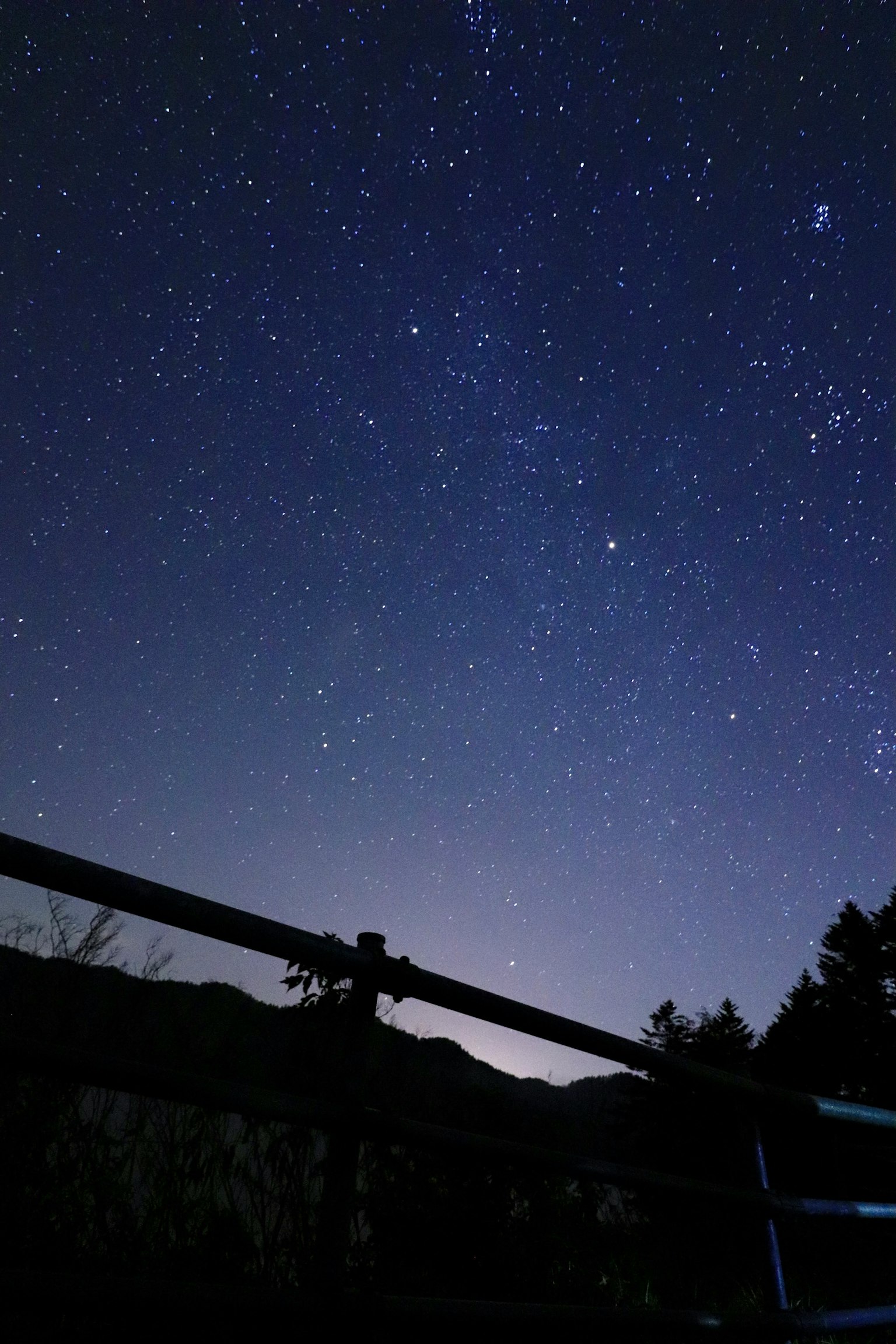 星星点缀的美丽夜空 背景中有轮廓山脉