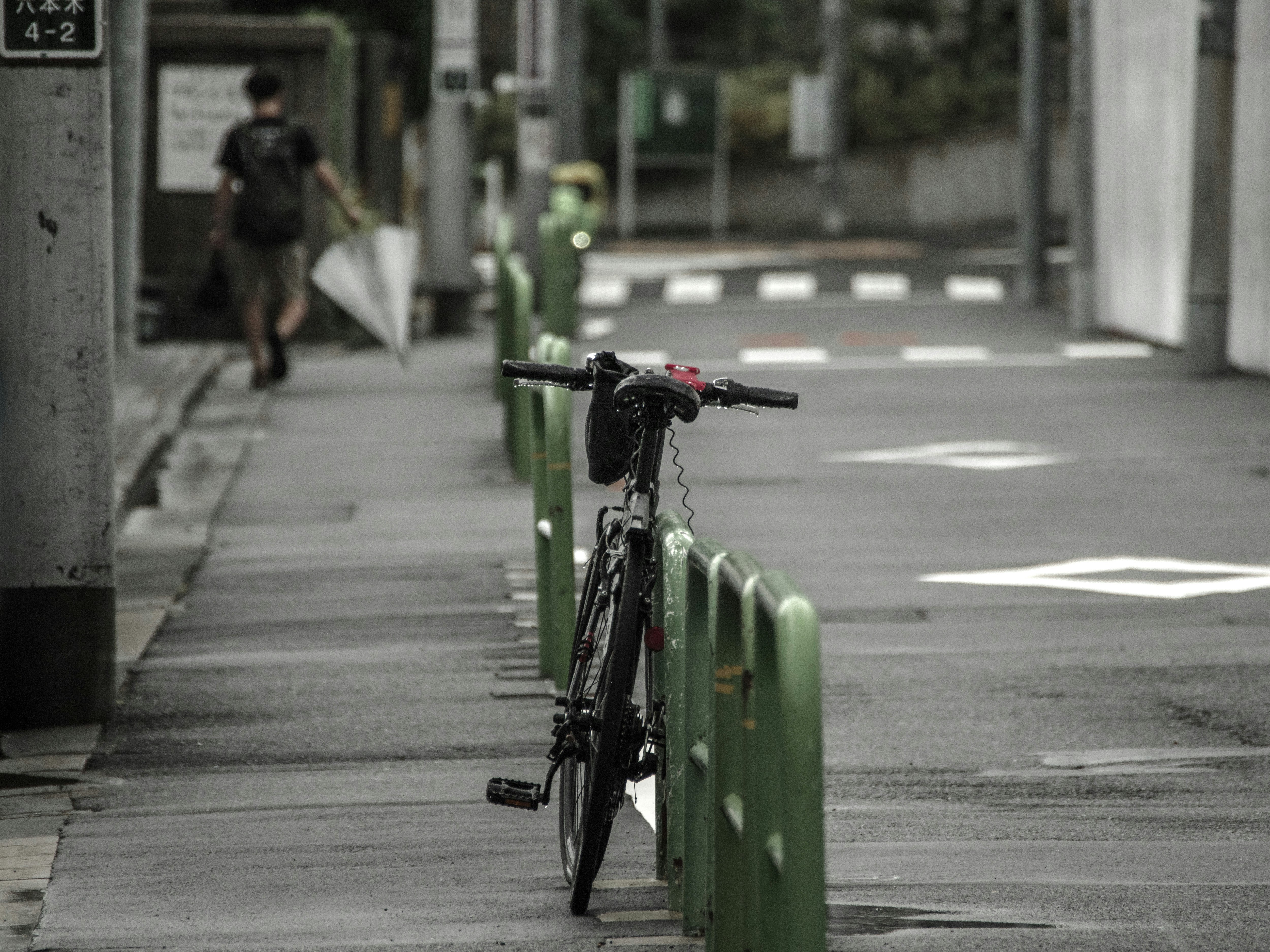 雨上がりの路地で自転車が並ぶ街並み
