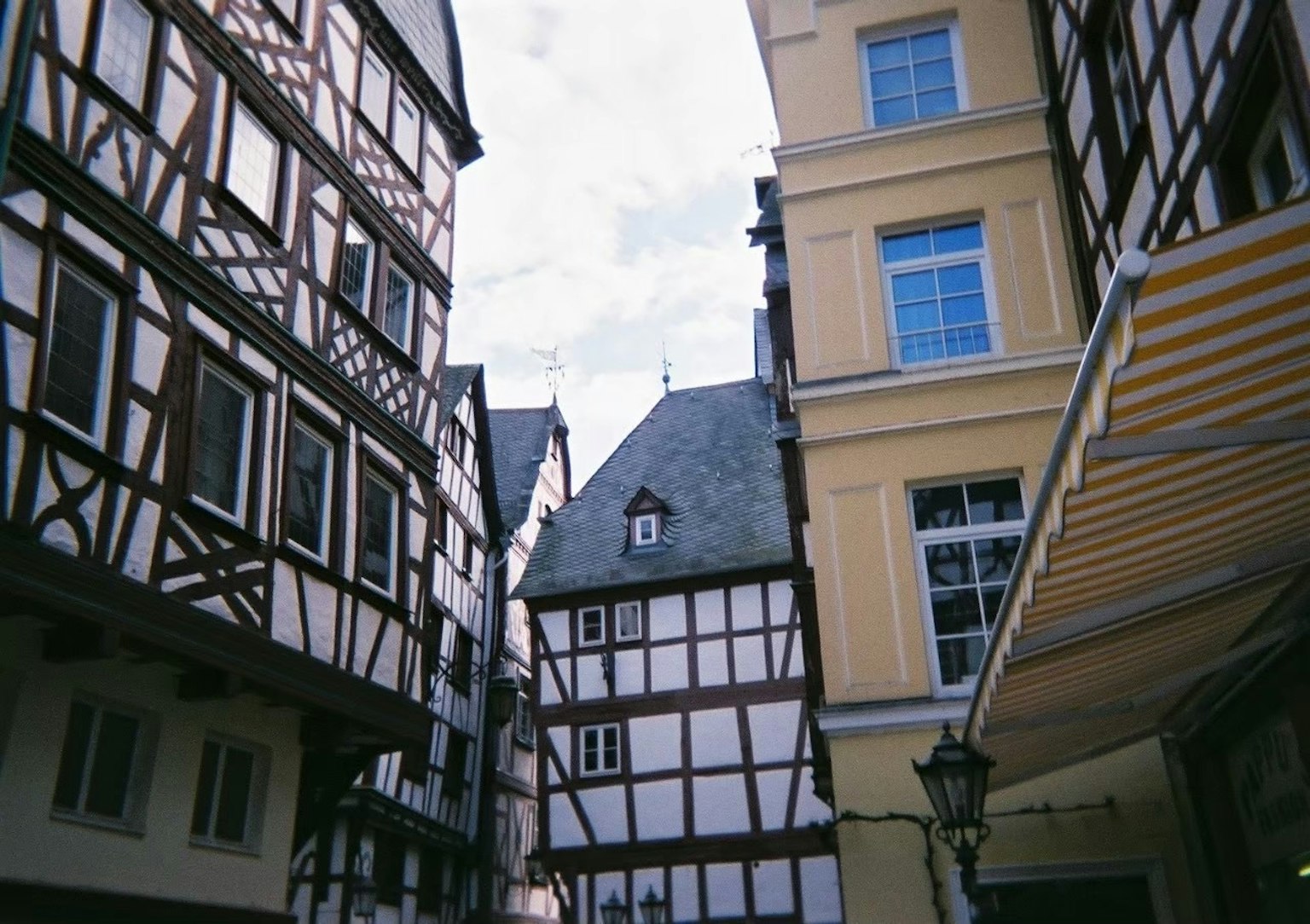 Blick auf mittelalterliche Fachwerkhäuser entlang einer schmalen Straße