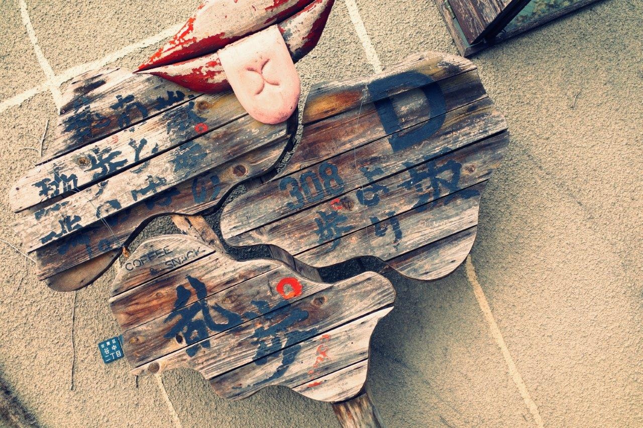 chiếc xe đạp cũ đặt trên tấm biển gỗ có graffiti