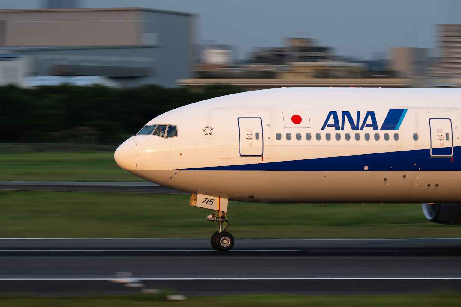 ANA飞机在跑道上滑行