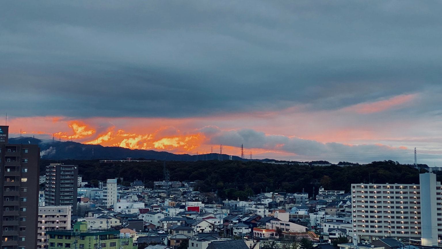 Silhouette de la ville au coucher du soleil avec des nuages dramatiques