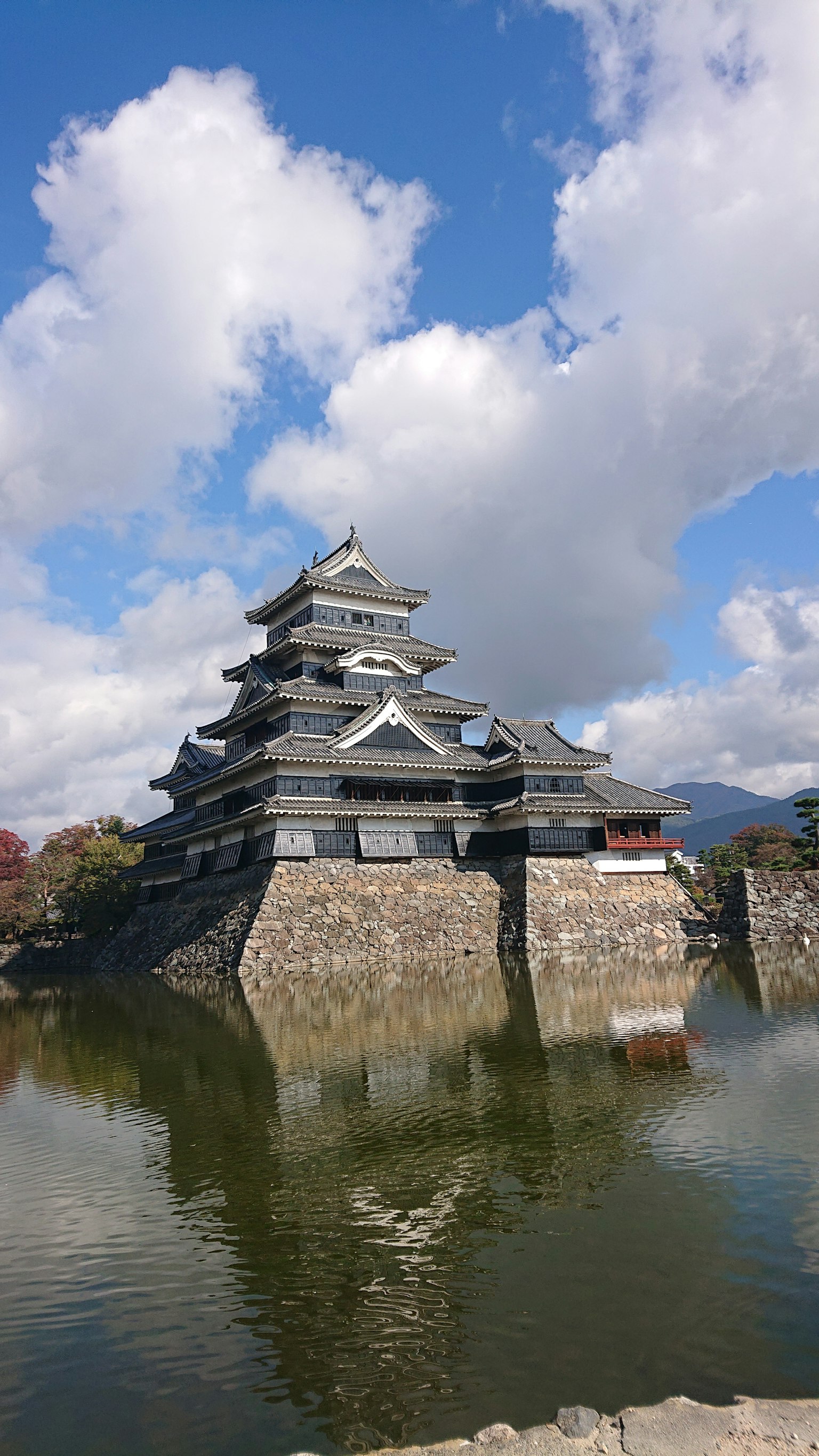 松本城在水中映照藍天