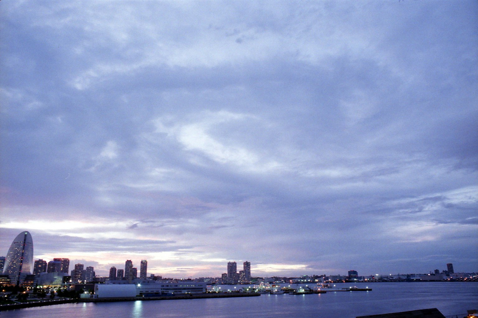 Đường chân trời Yokohama vào lúc bình minh với mây trên cảng