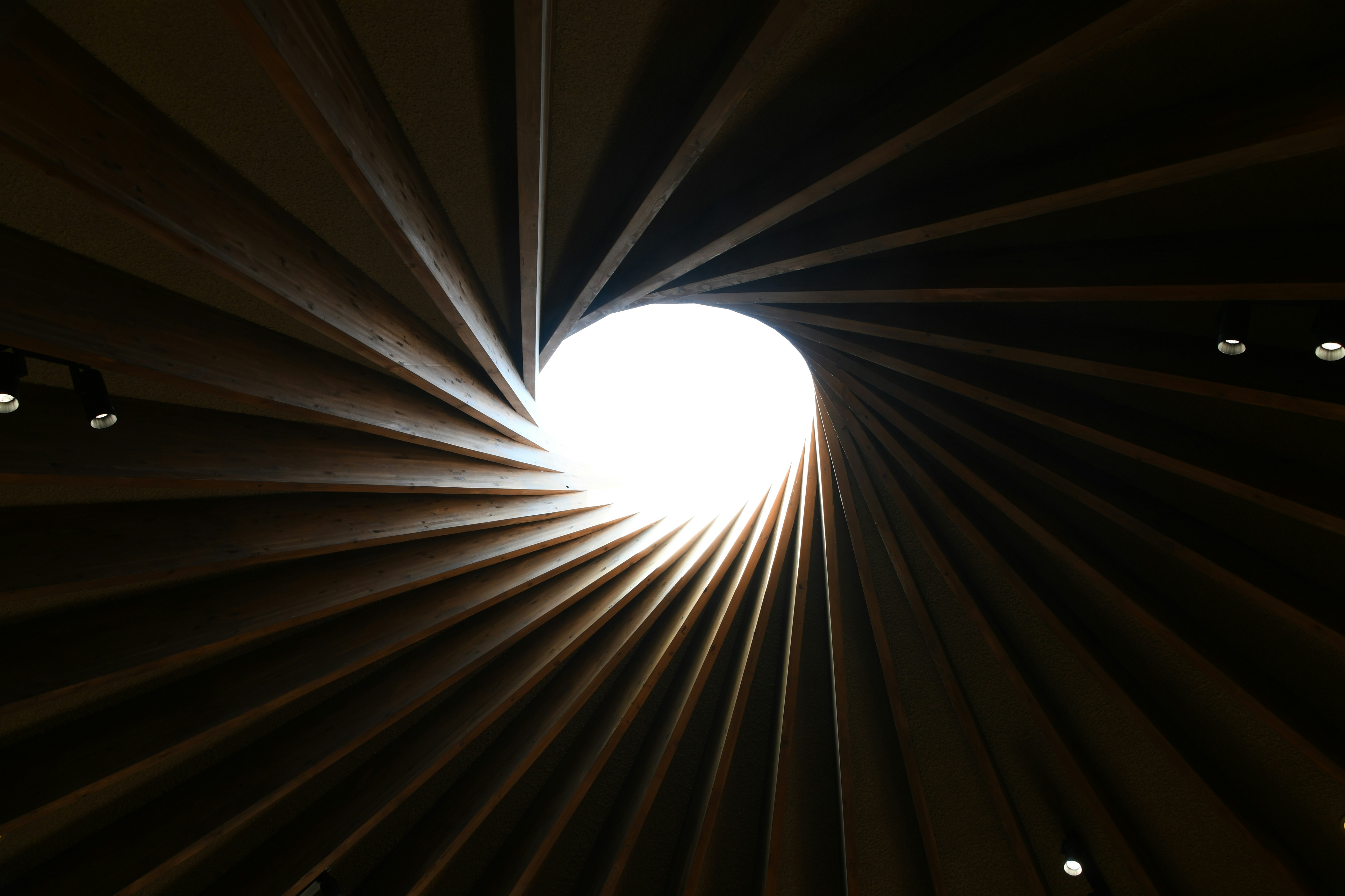 Espace en forme de tunnel avec des parois rayonnantes et une lumière intense