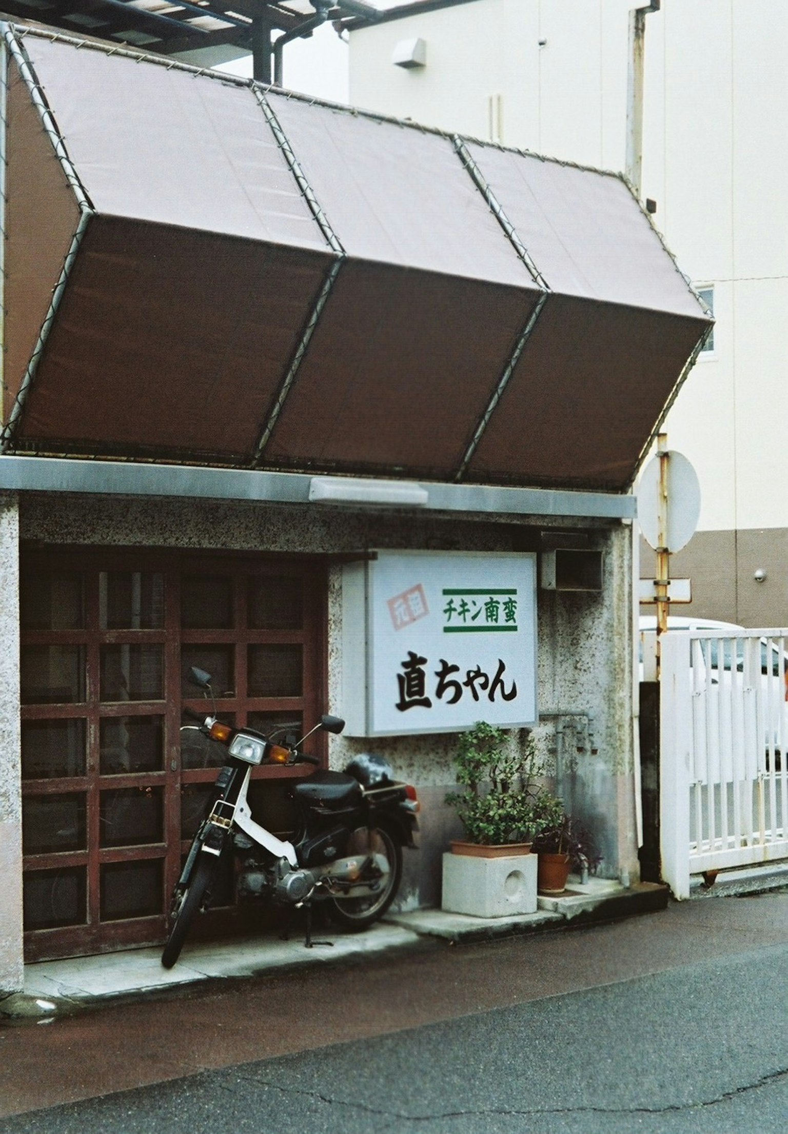 日本餐厅外观和摩托车
