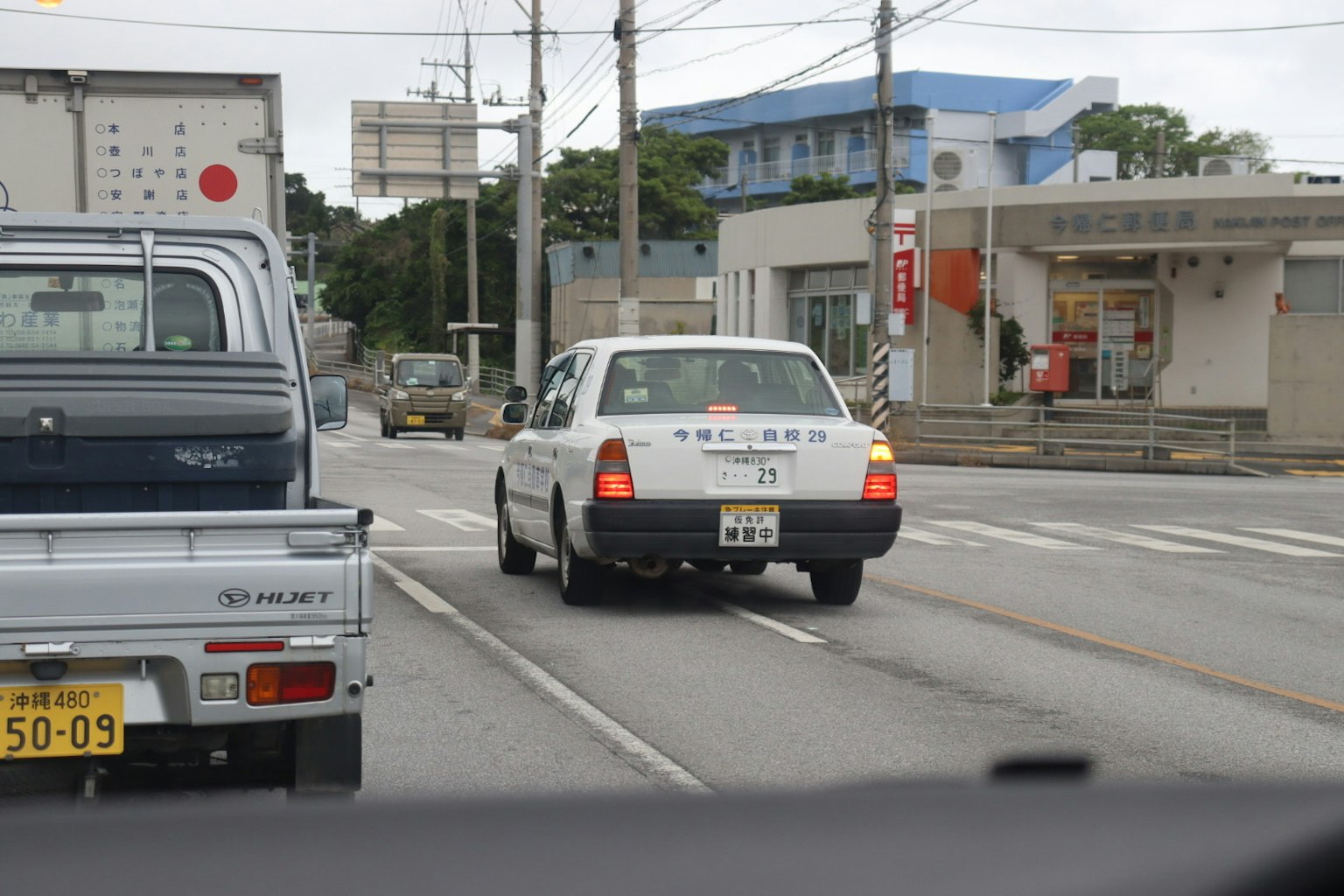Taxi blanc circulant sur une route dans un paysage urbain