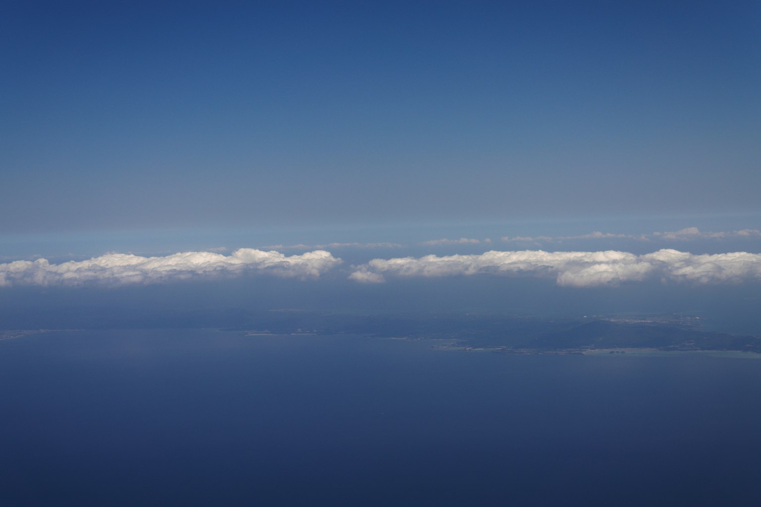 Una banda di nuvole bianche che fluttua in un cielo blu