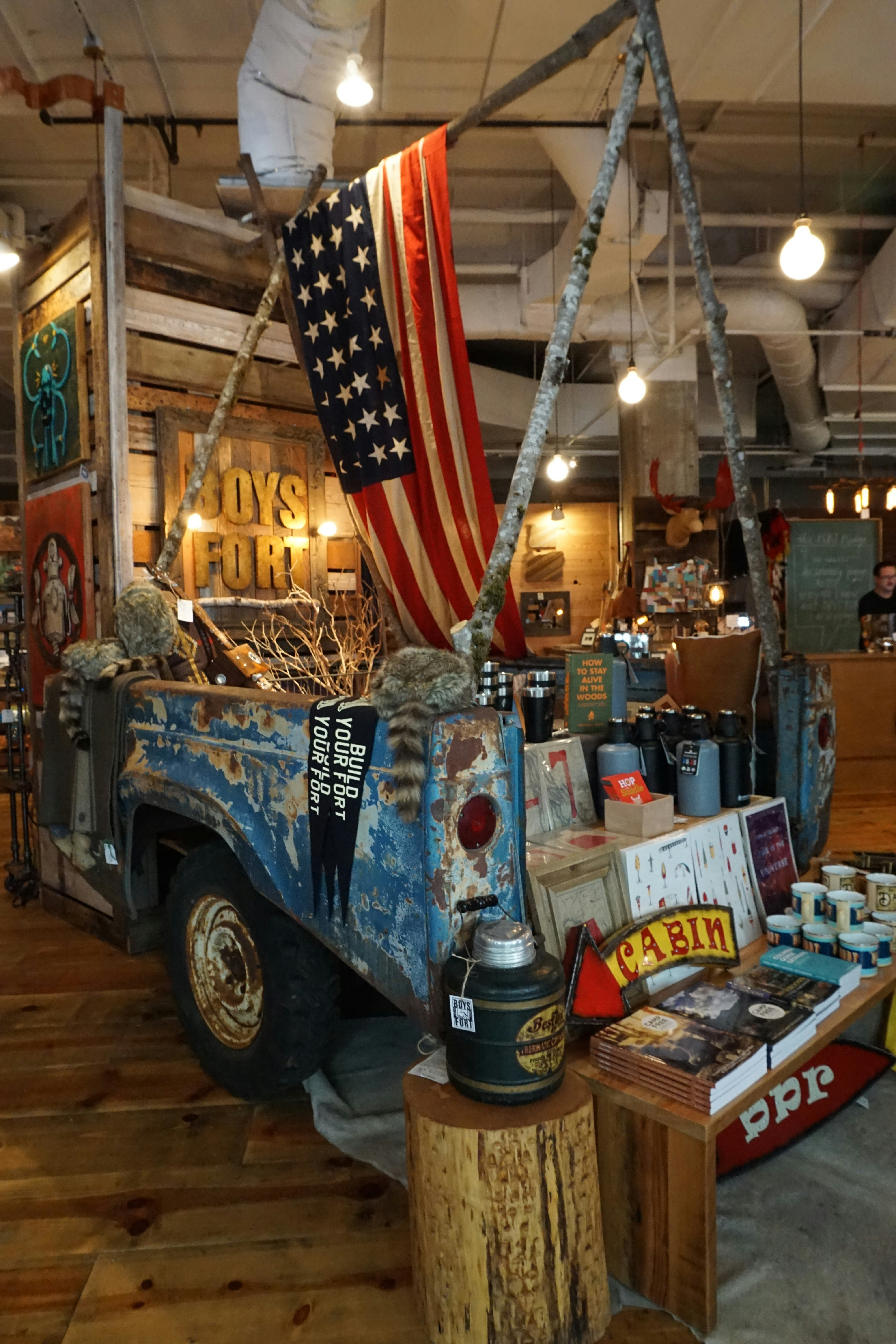 interior de tienda estilo garaje con bandera estadounidense imagen