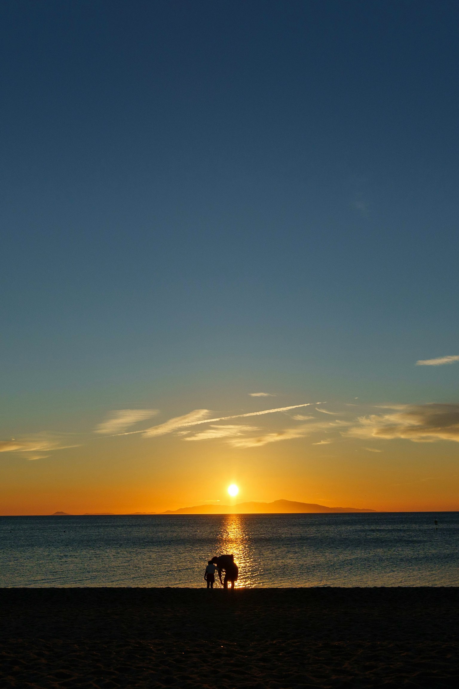 Bellissimo tramonto sul mare con la silhouette di una coppia