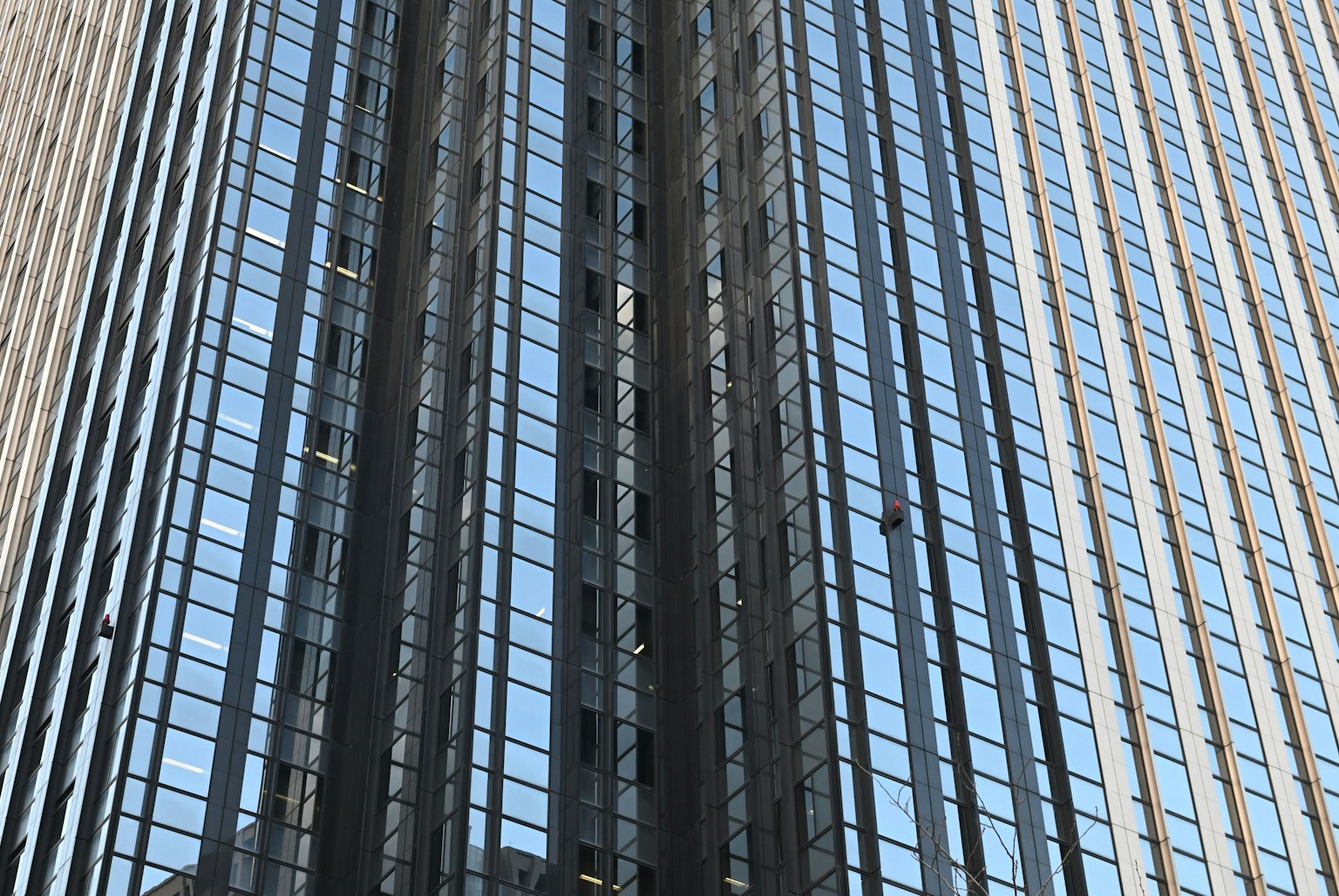 高層建築的玻璃外立面和反射特寫