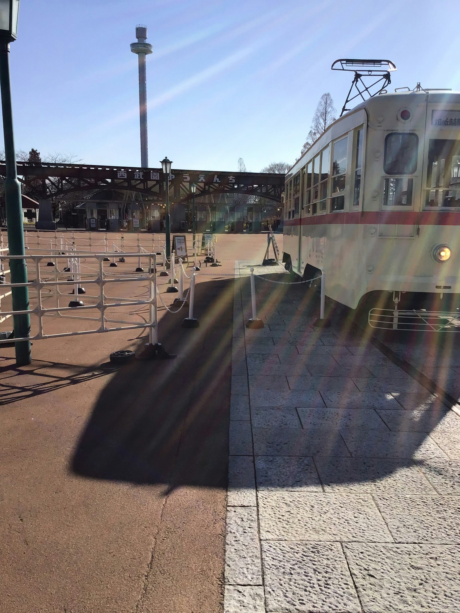 Un vecchio tram sotto il sole con un sentiero di pietra