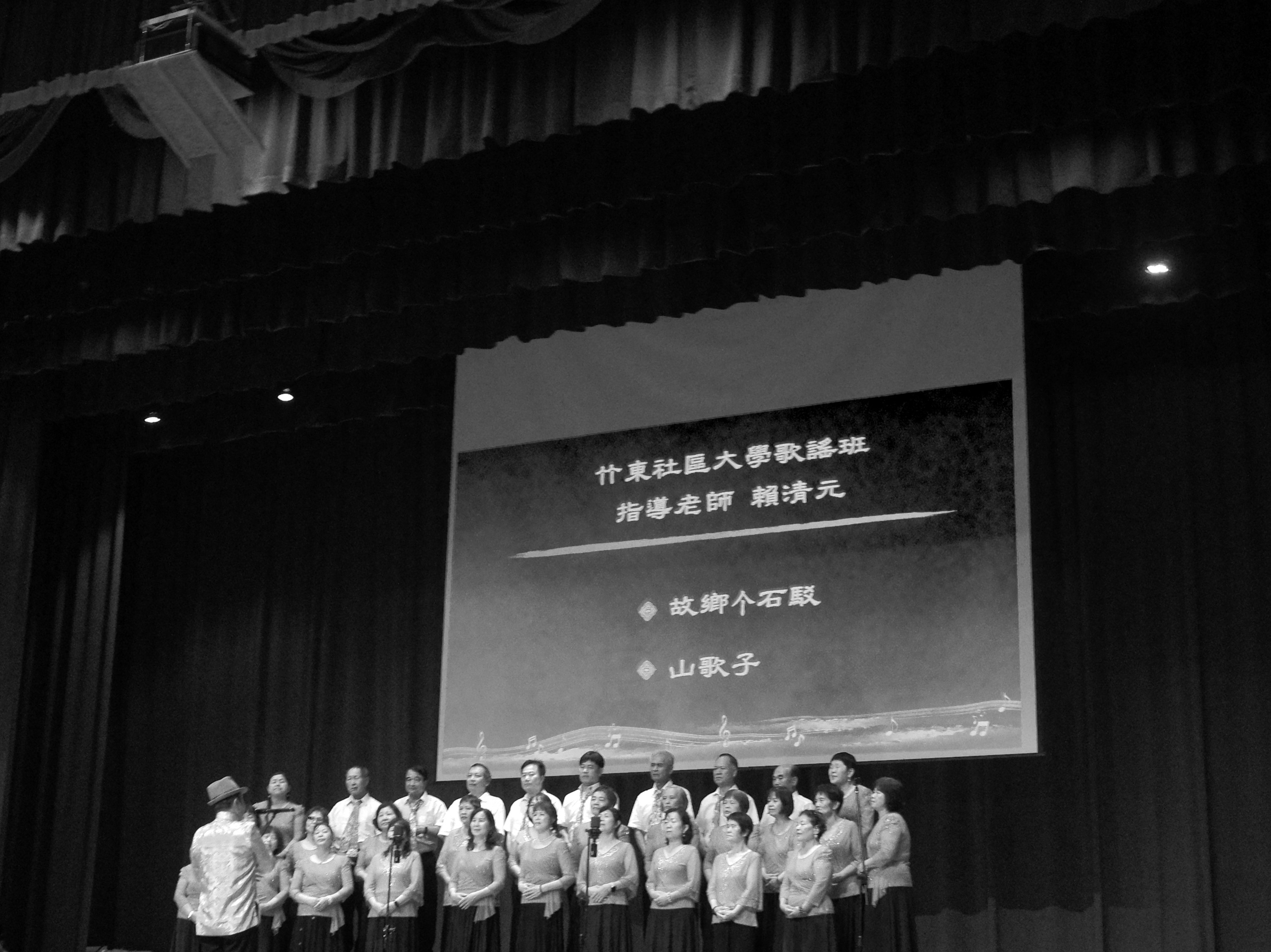 台湾の講演会で並ぶ登壇者たちの集合写真