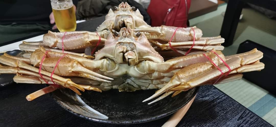 盘中摆放的蟹腿与蟹壳料理