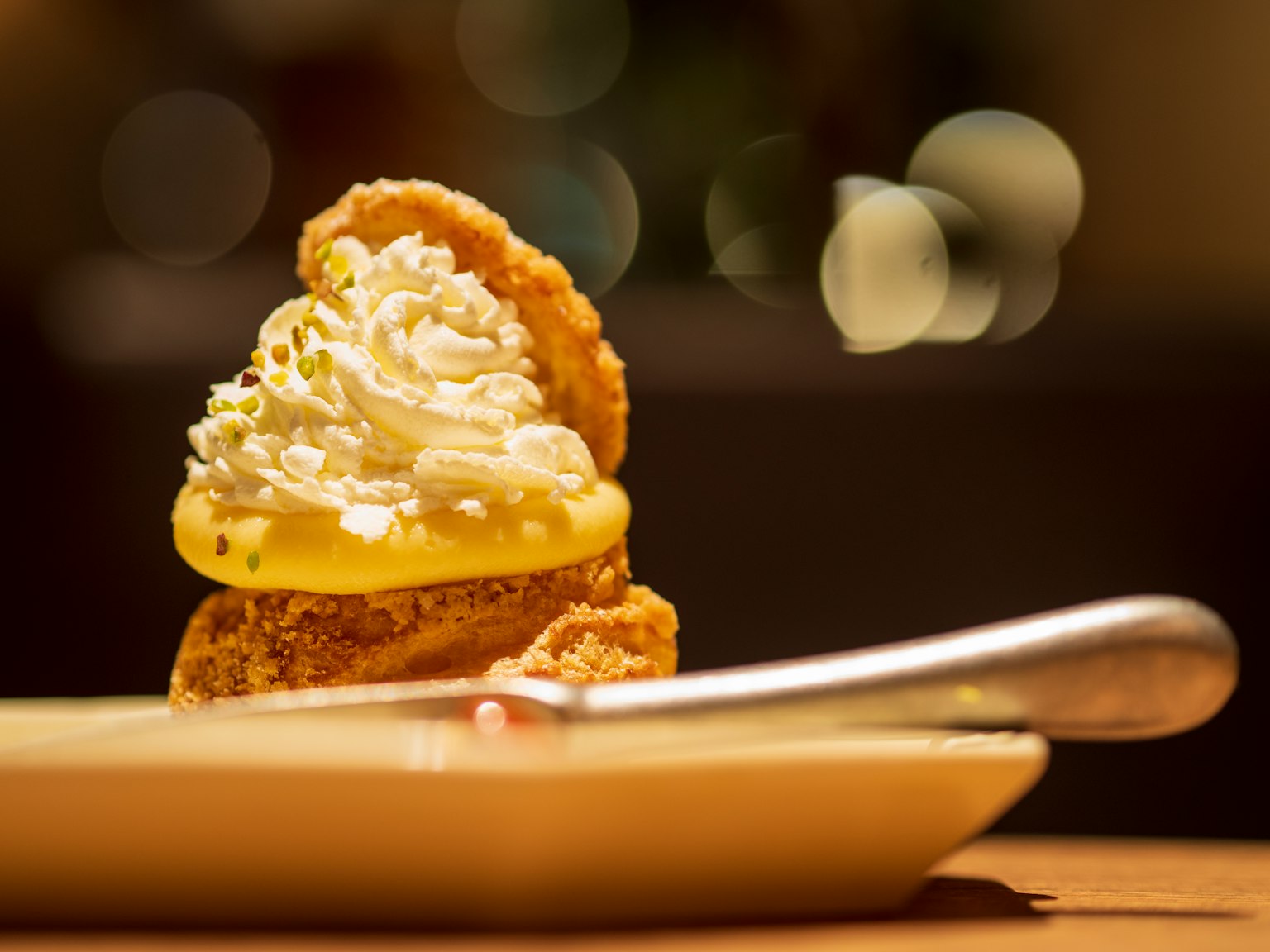 Dessert con crema e ripieno al limone servito su un piatto